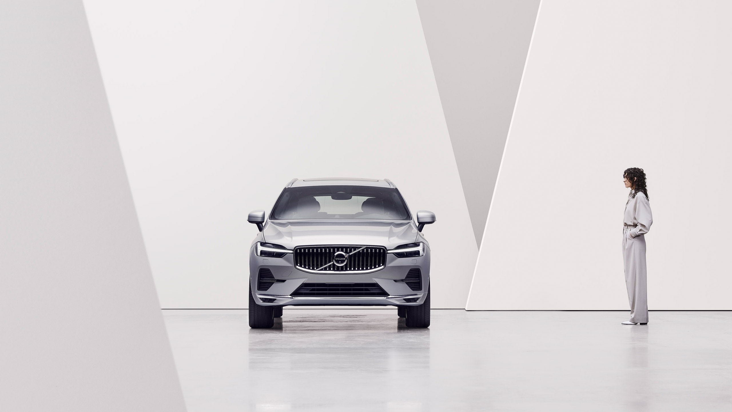 Екстер'єр Volvo XC60 із знаменитими передньою решіткою радіатора та дизайном фар.