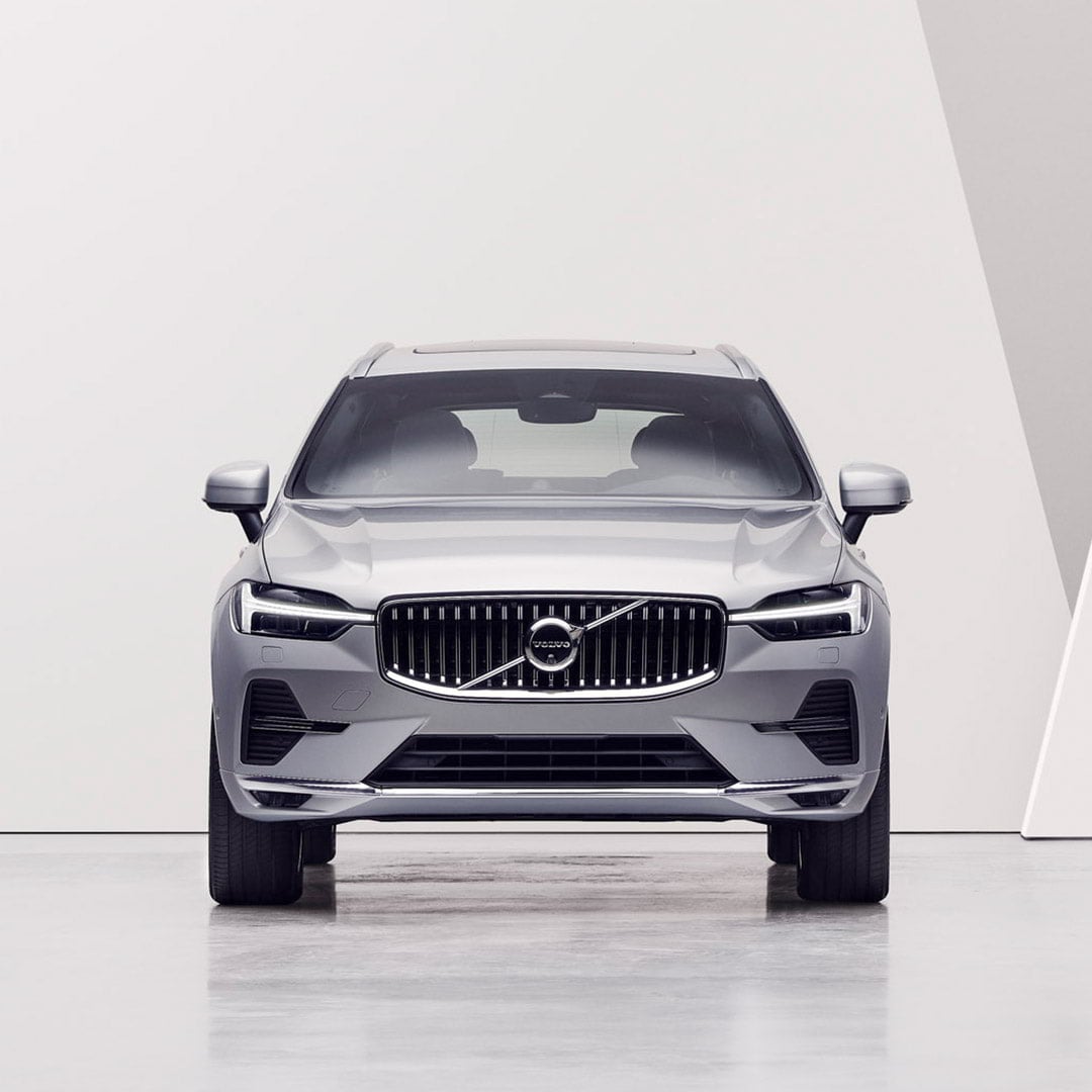 Exterior dianteiro do Volvo XC60 com a icónica grelha frontal e design dos faróis.