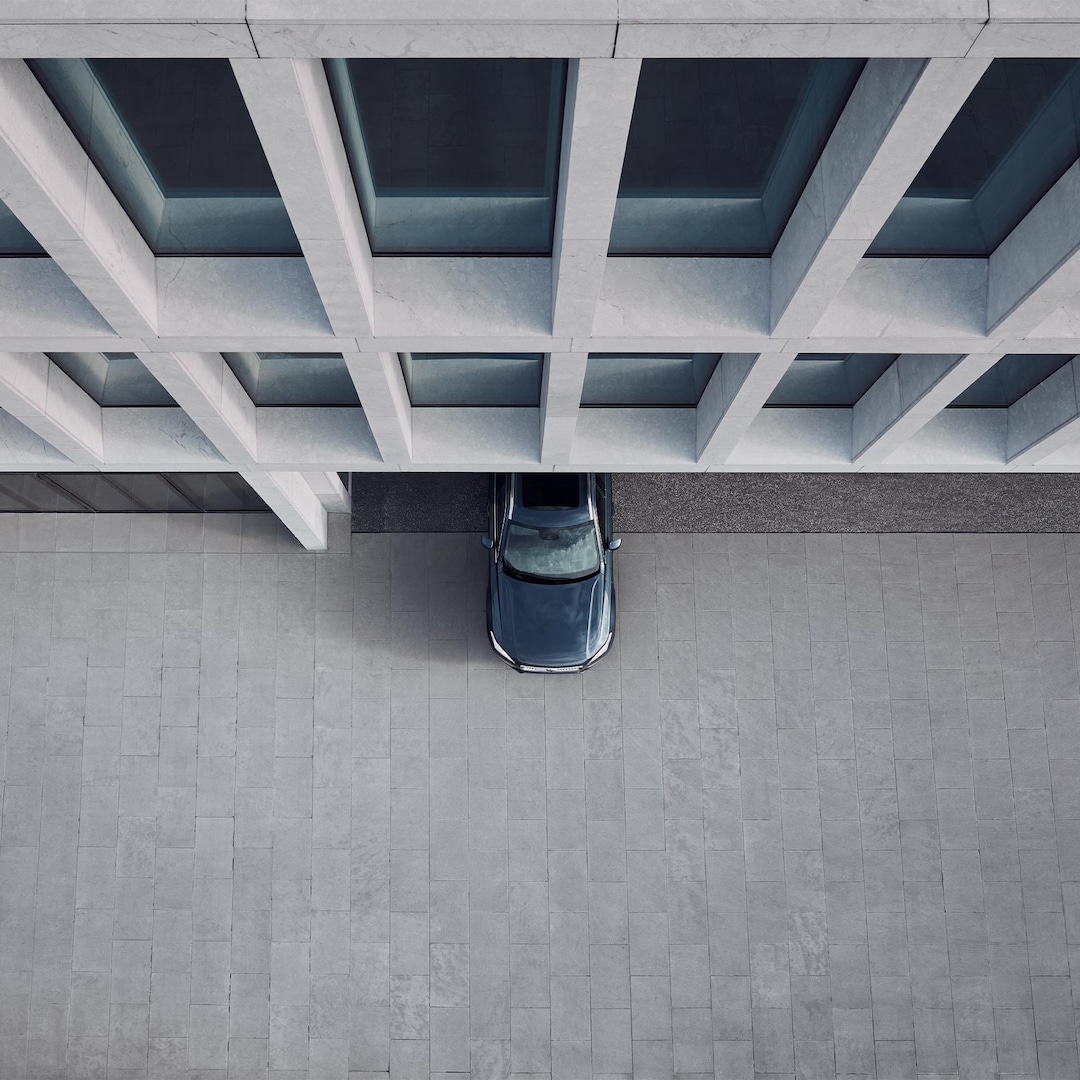 Volvo XC90 高效輕油電休旅車流線型車頭的俯瞰圖。