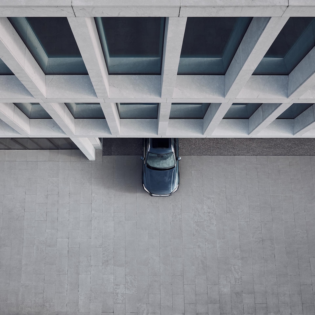 The sleek front half of the Volvo XC90 mild hybrid SUV viewed from above.