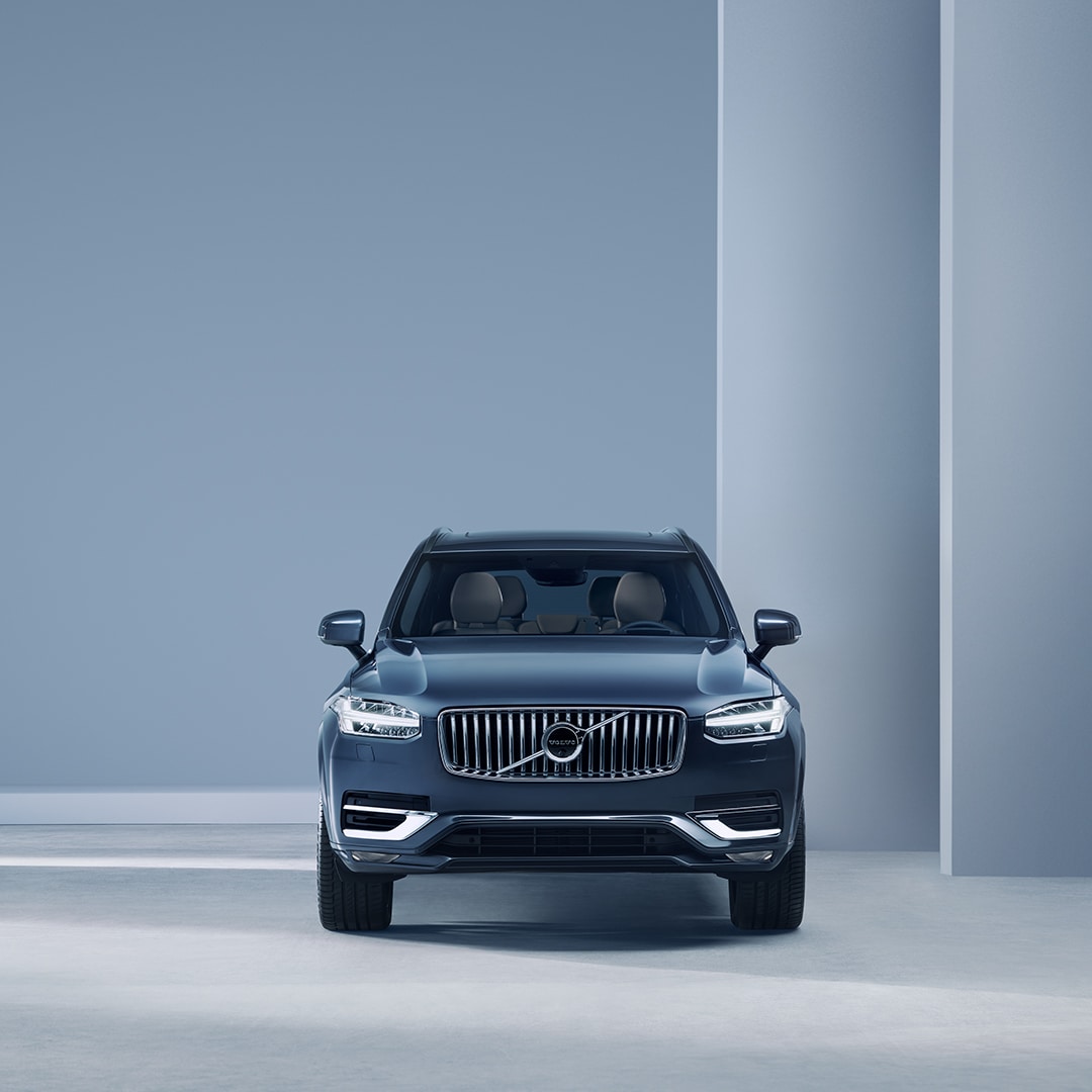 Η εμπρός εξωτερική όψη του Volvo XC90 με την εμβληματική μάσκα και τους προβολείς.