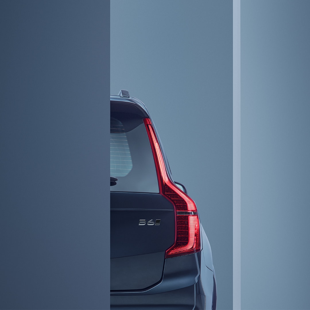 Volvo XC90 高效輕油電休旅車的尾燈特寫。