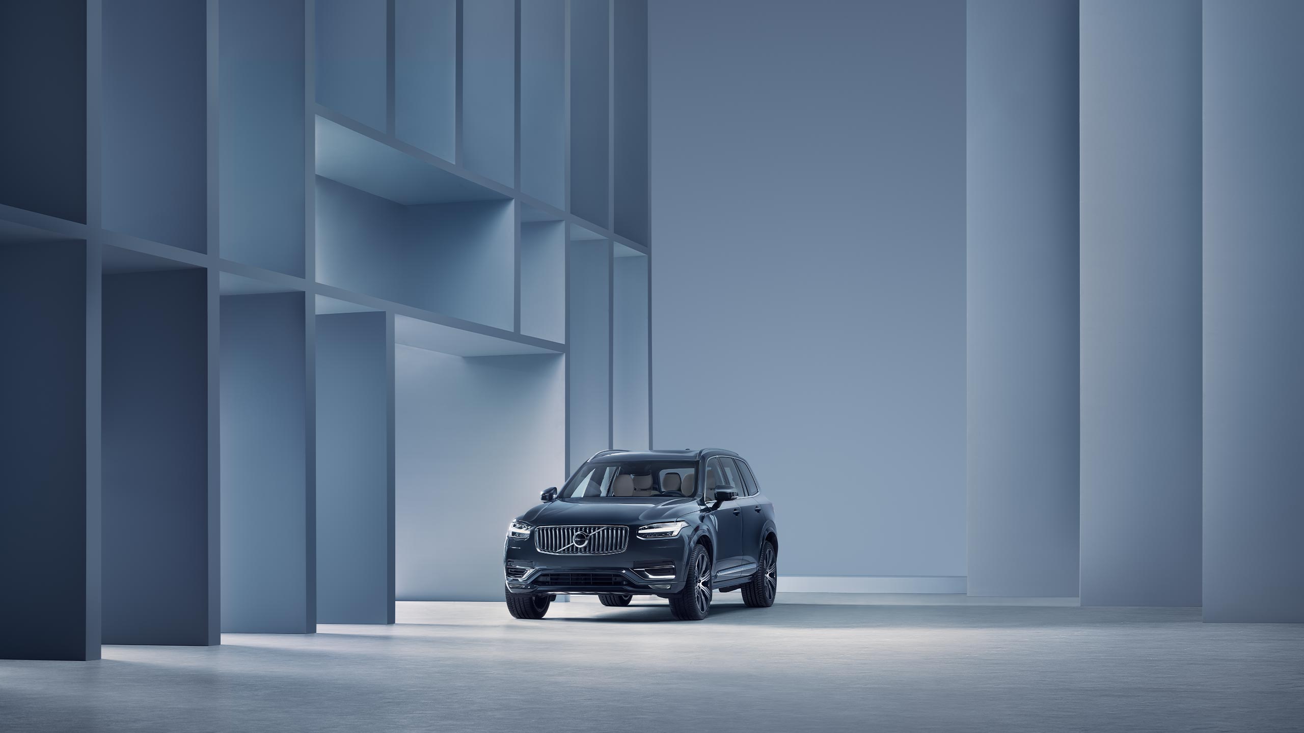 М’який гібридний SUV Volvo XC90 поєднує в собі стиль і комфорт.