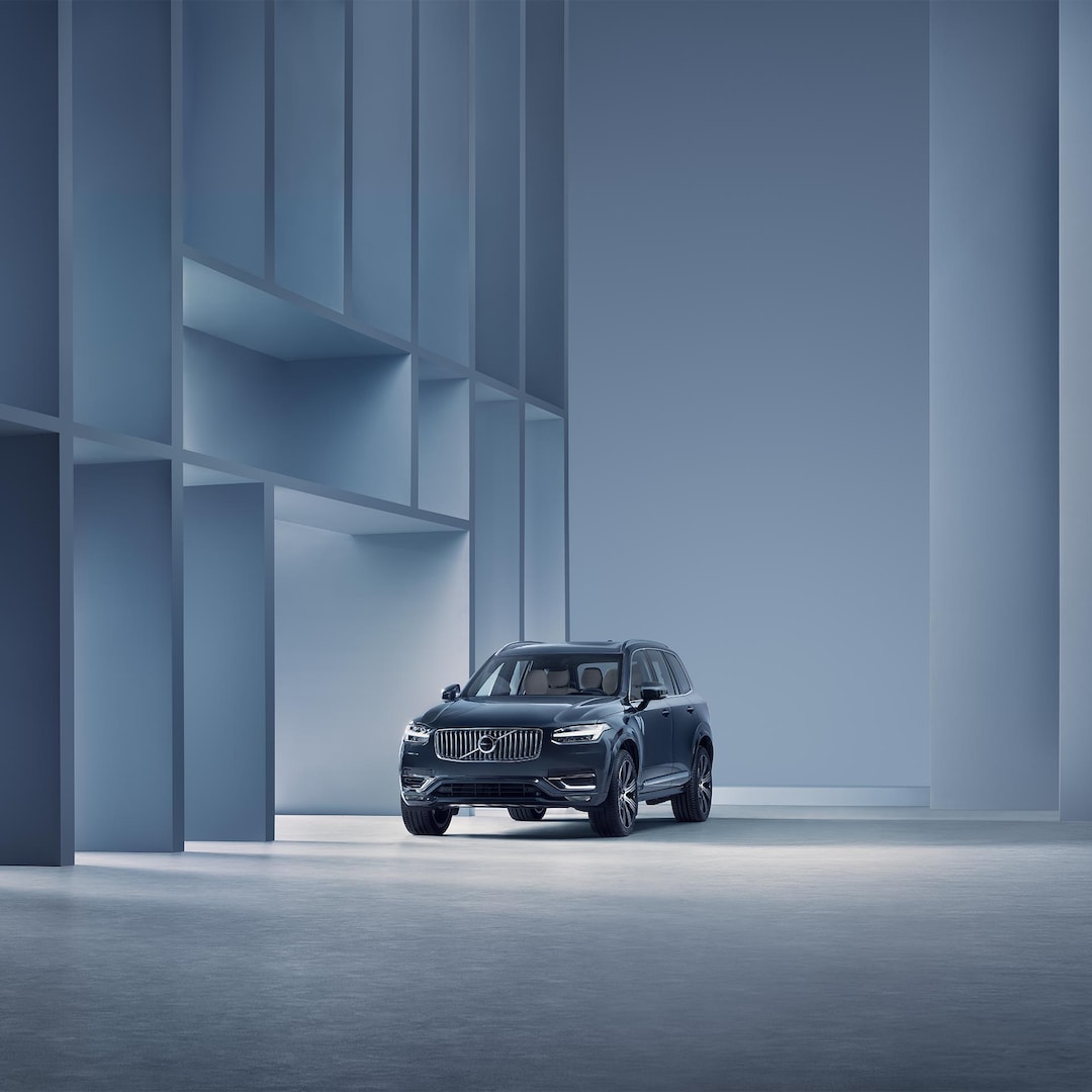 Volvo XC90 高效輕油電休旅車結合時尚與舒適感。