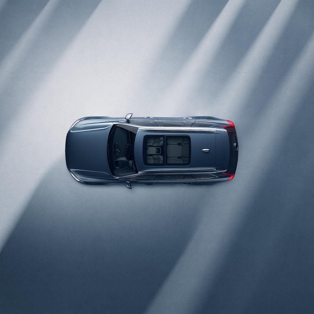 Volvo XC90 高效輕油電休旅車全景天窗俯瞰圖。