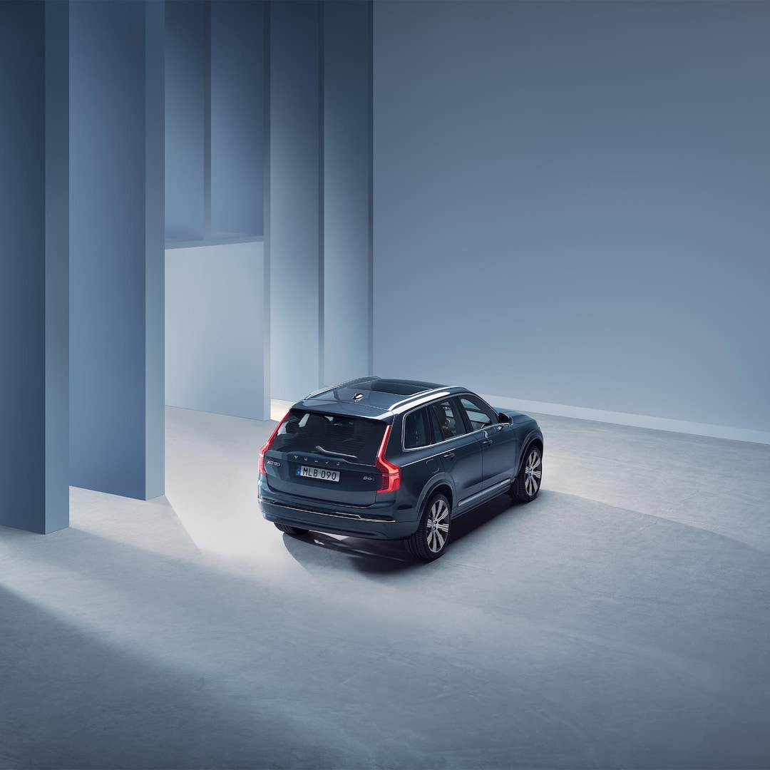 Volvo XC90 高效輕油電休旅車的車尾側視圖。