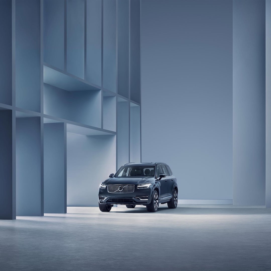 มุมมองภายนอกในดีไซน์ร่วมสมัยของ Volvo XC90 Recharge ปลั๊กอินไฮบริด