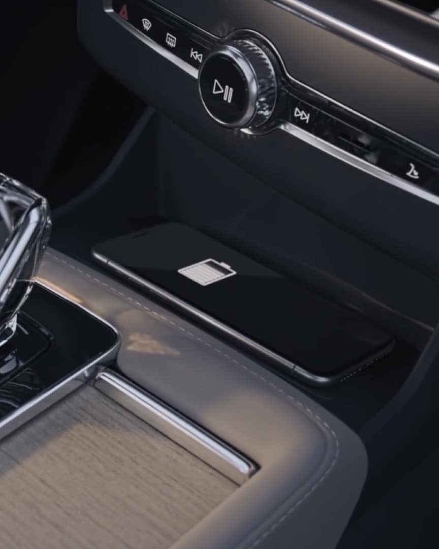 A close-up of the XC90 plug-in hybrid wireless charging.