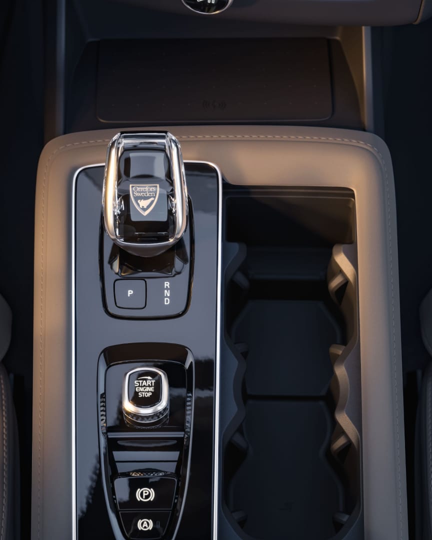 A front angle shot of the XC90 plug-in hybrid 2+1 cupholder.