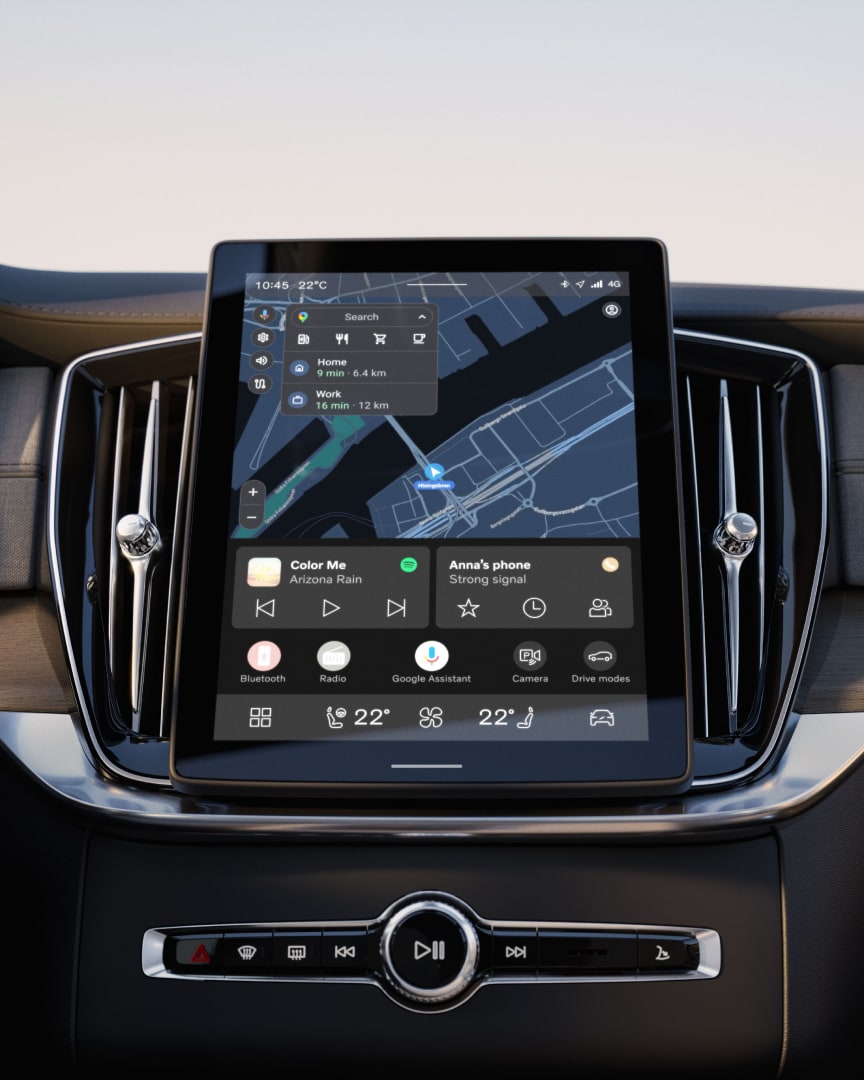 Inquadratura angolata frontale del touch screen della console centrale della XC90 Plug-in Hybrid.