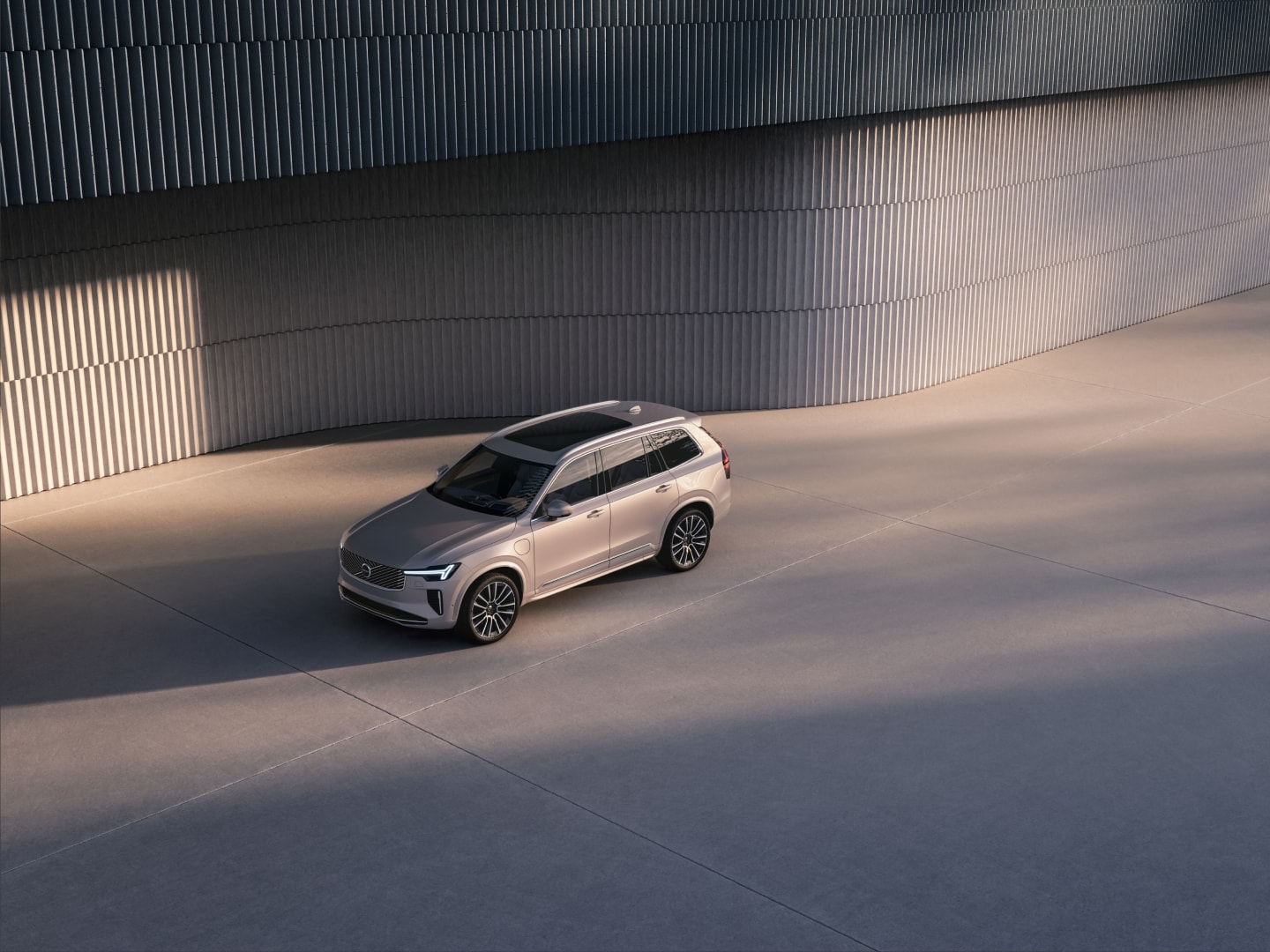 Vista lateral del SUV XC90 híbrido enchufable de 7 plazas.