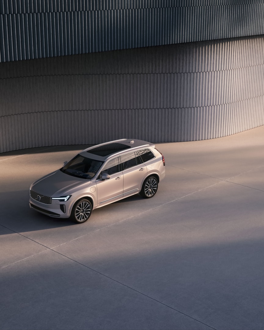 A side view of the XC90 7-seater plug-in hybrid SUV.