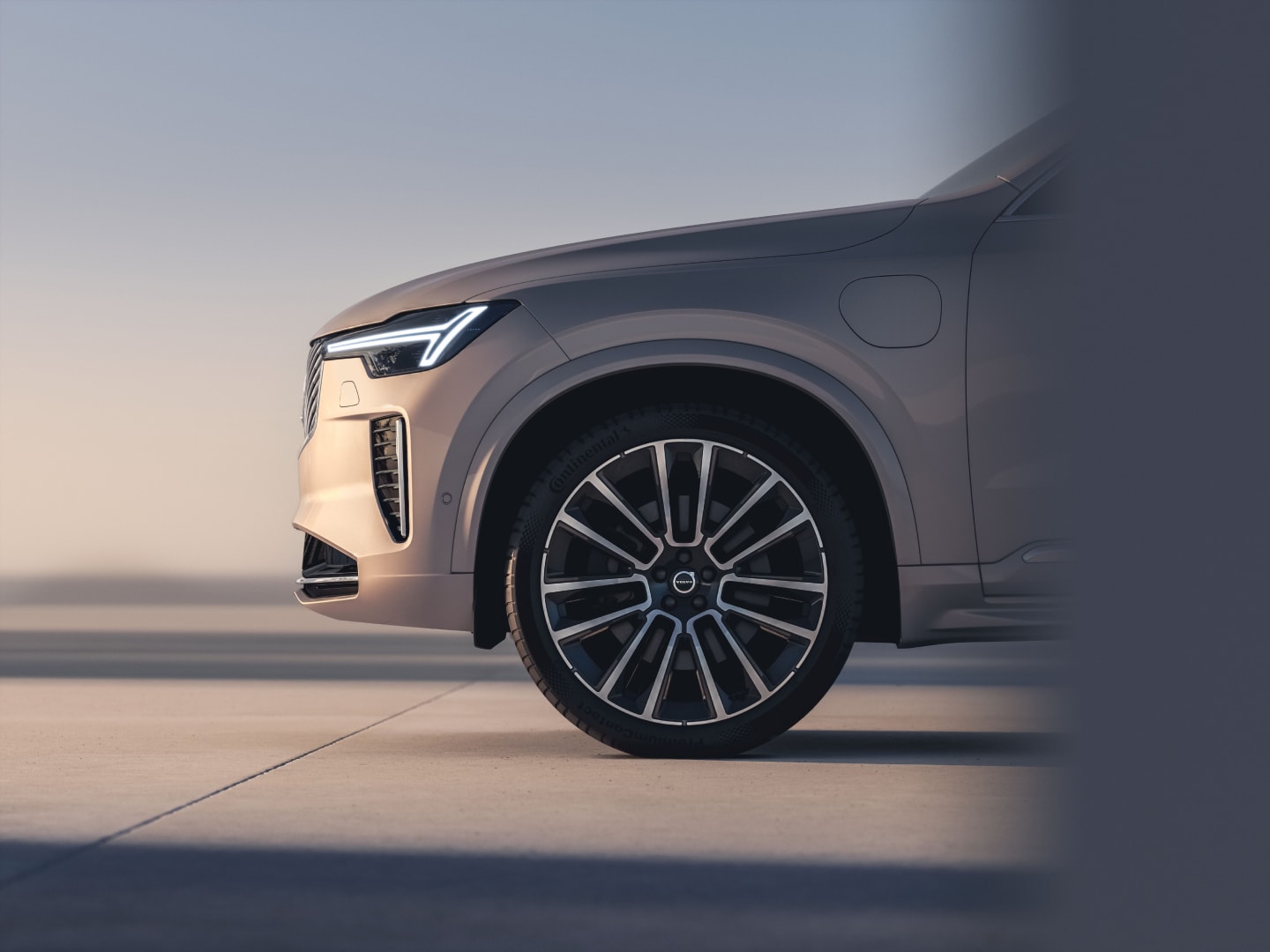 Een zijaanzicht van de voorwielen van de XC90 plug-in hybrid.