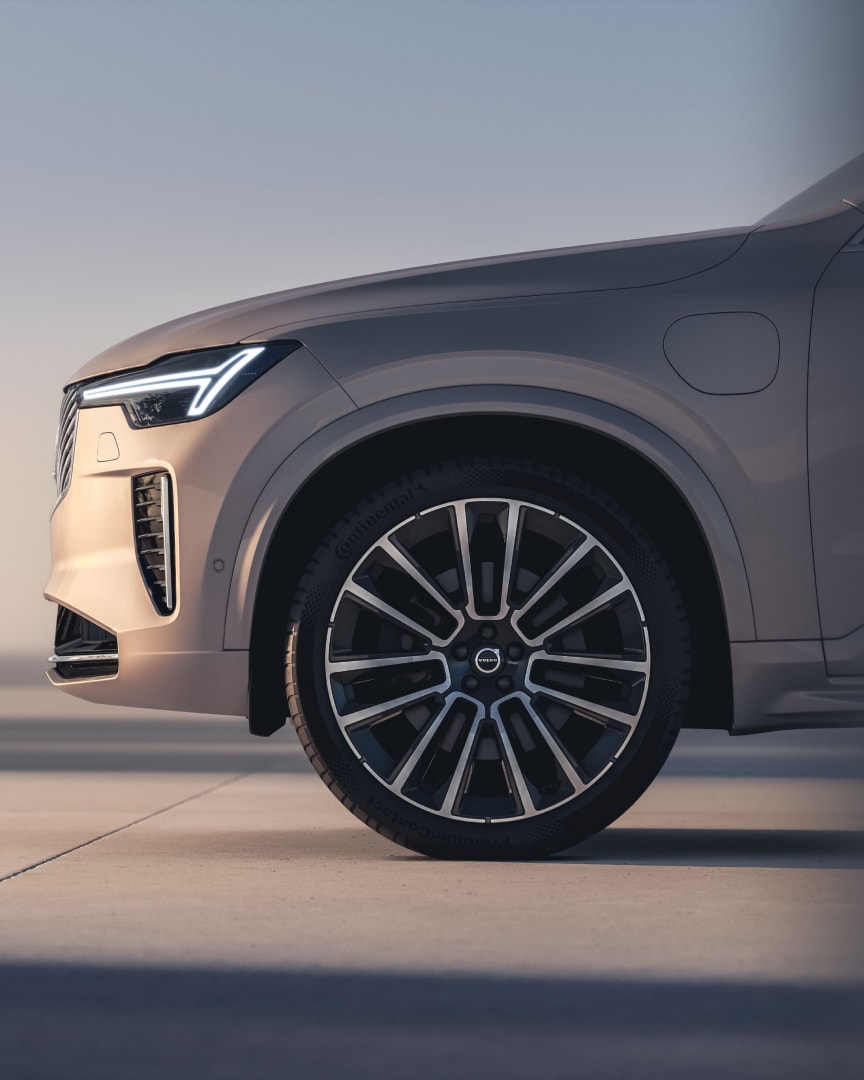 Een zijaanzicht van de voorwielen van de XC90 plug-in hybrid.