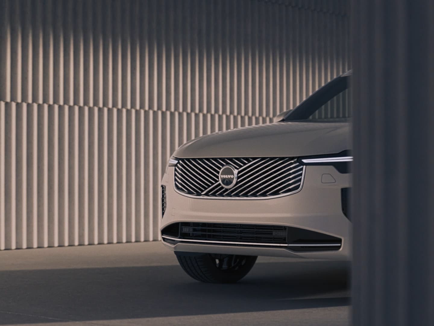 A front view of the XC90 plug-in hybrid 7-seater bonnet.