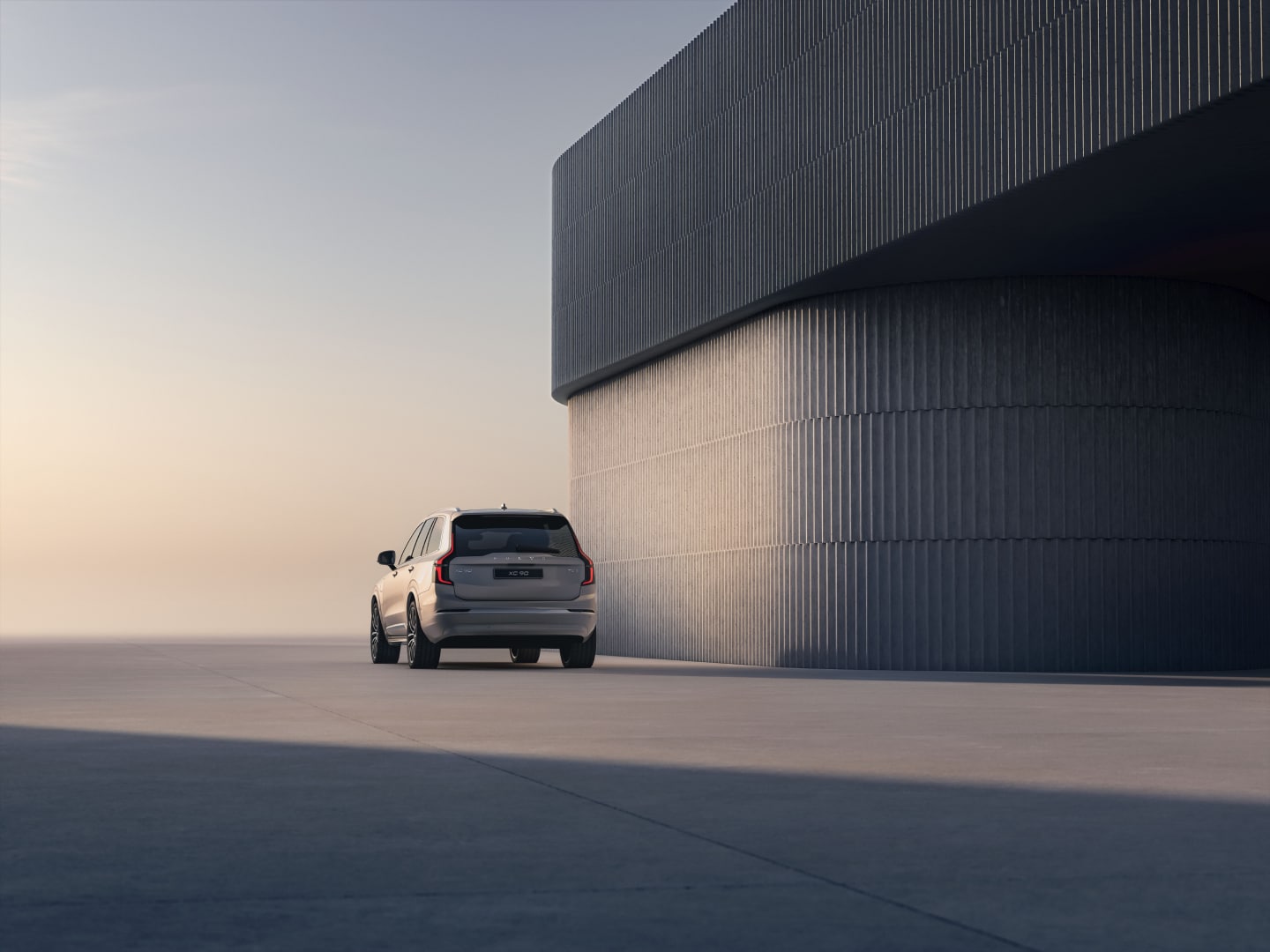 Achteraanzicht van de XC90 plug-in hybrid SUV met 7 zitplaatsen.