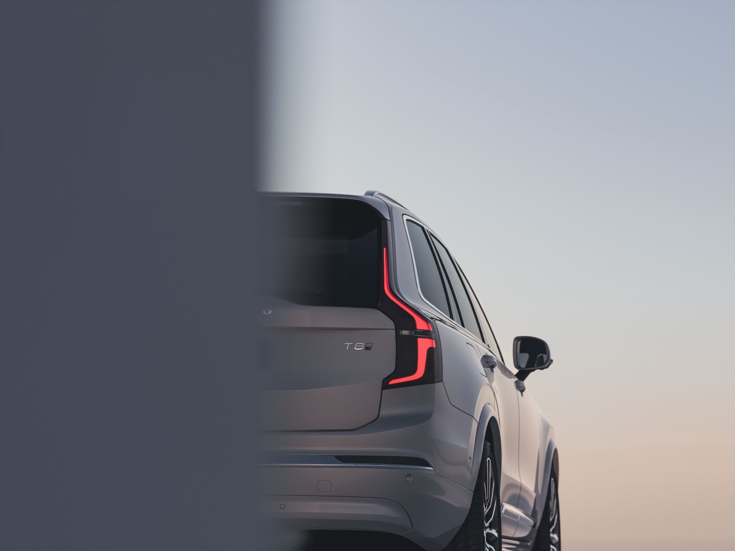 Achteraanzicht van de rechterkant van de XC90 plug-in hybrid SUV met 7 zitplaatsen.