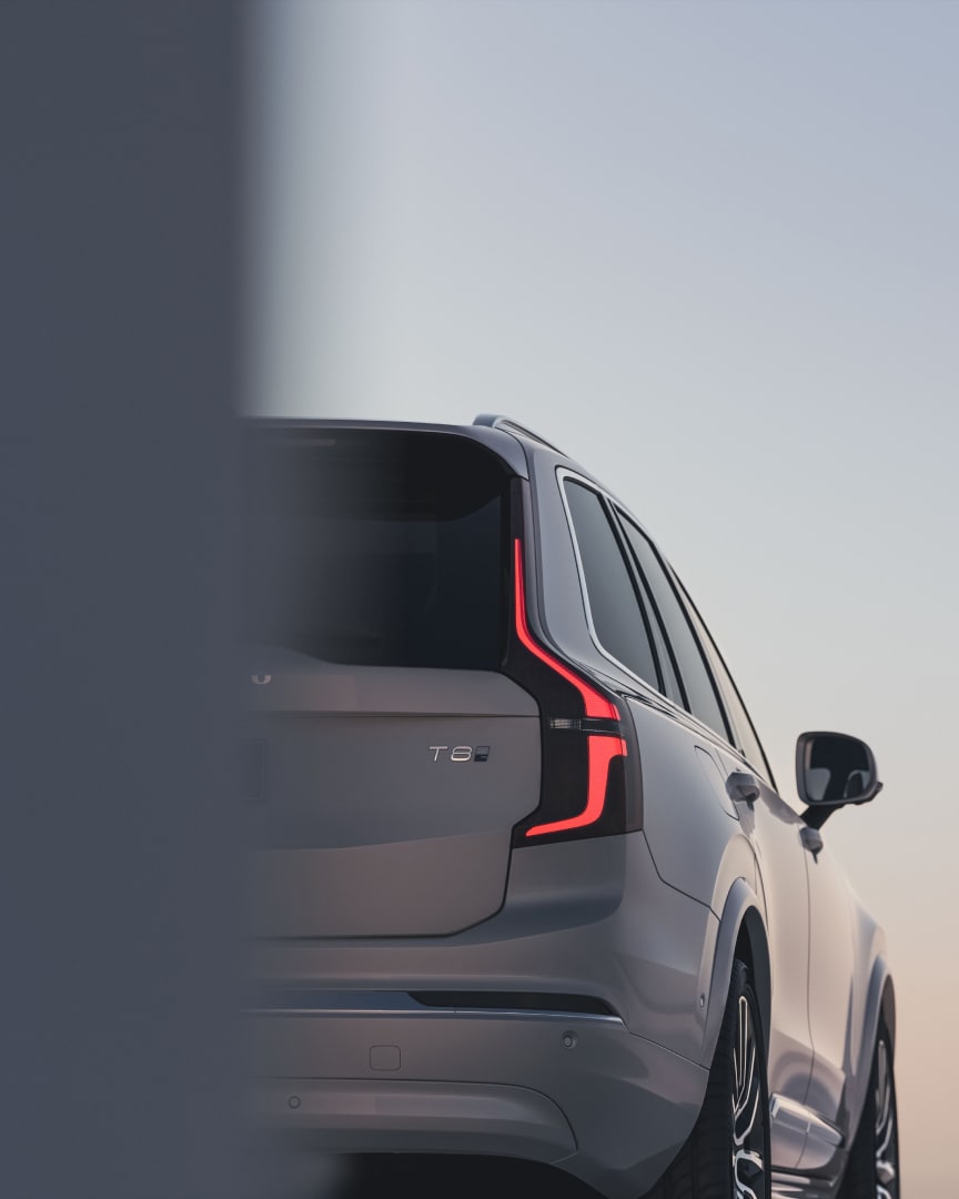 Achteraanzicht van de rechterkant van de XC90 plug-in hybrid SUV met 7 zitplaatsen.