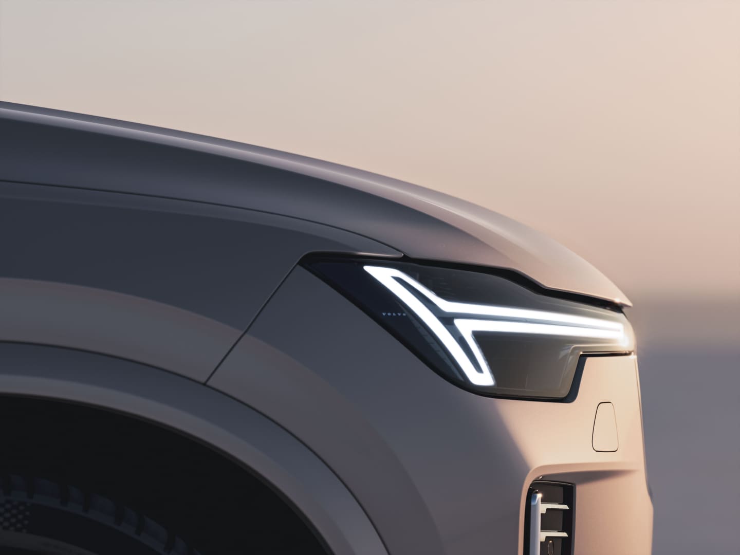 Een zijaanzicht van de motorkap van de XC90 plug-in hybrid en van Thor.