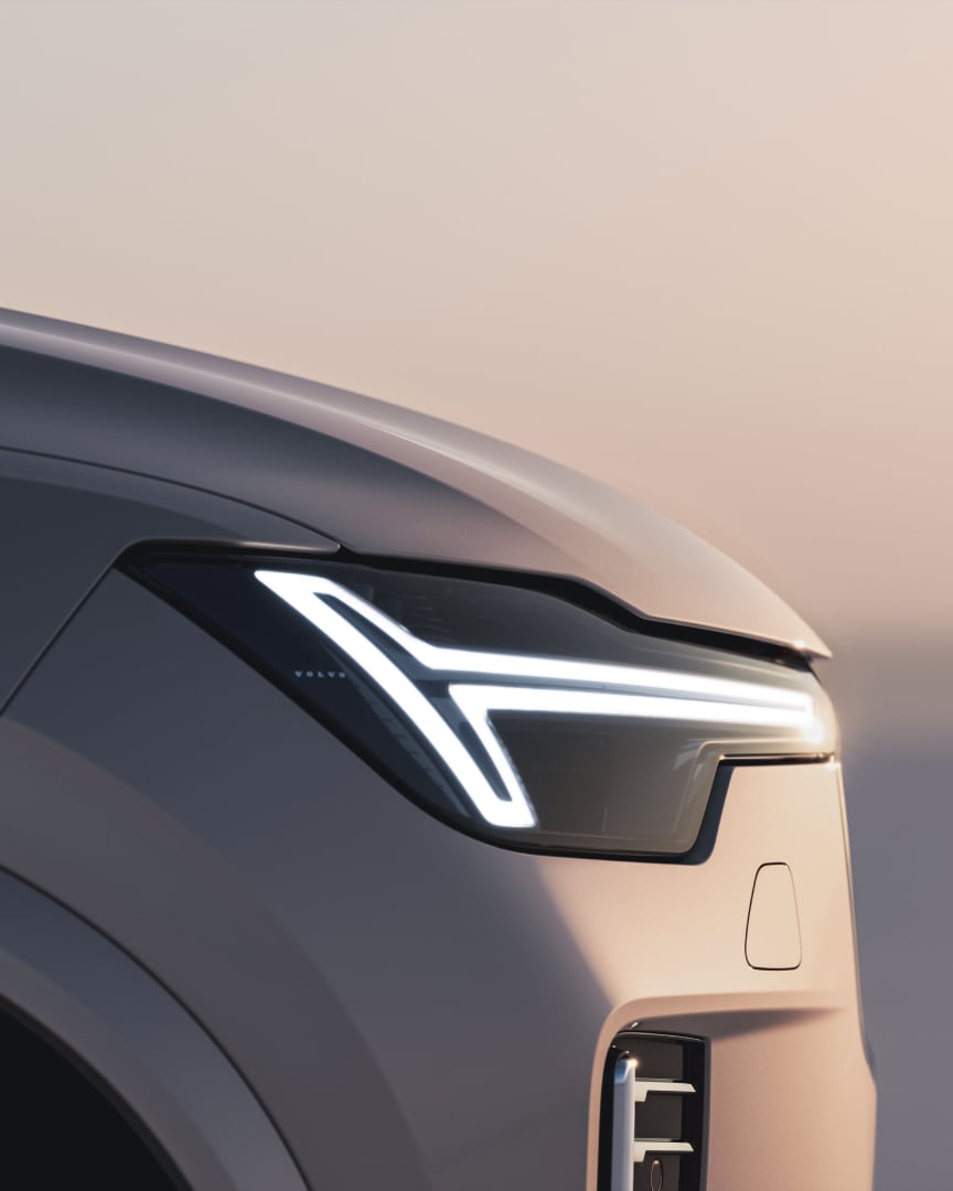 Eine Seitenansicht der Motorhaube und Thors Hammer-Scheinwerfer des XC90 Plug-in Hybrid.