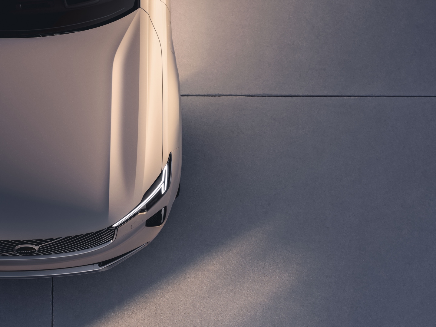 A bird’s-eye view of the XC90 plug-in hybrid bonnet.