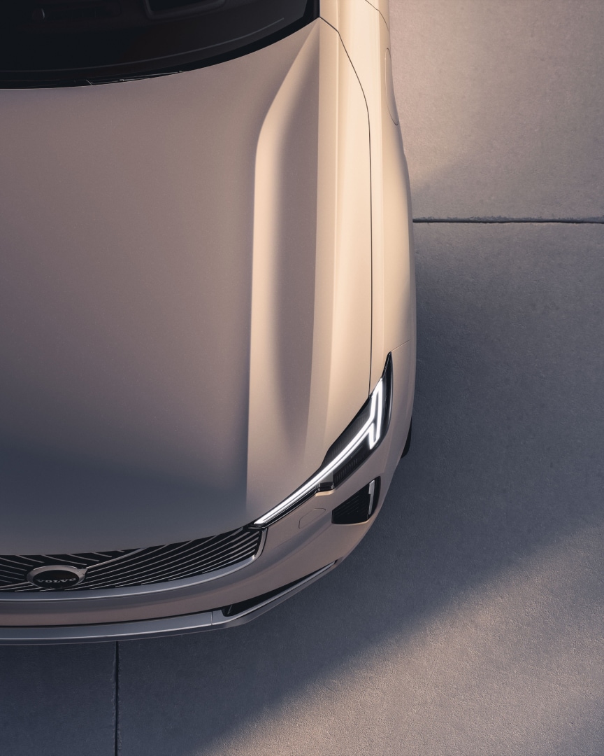 A bird’s-eye view of the XC90 plug-in hybrid bonnet.