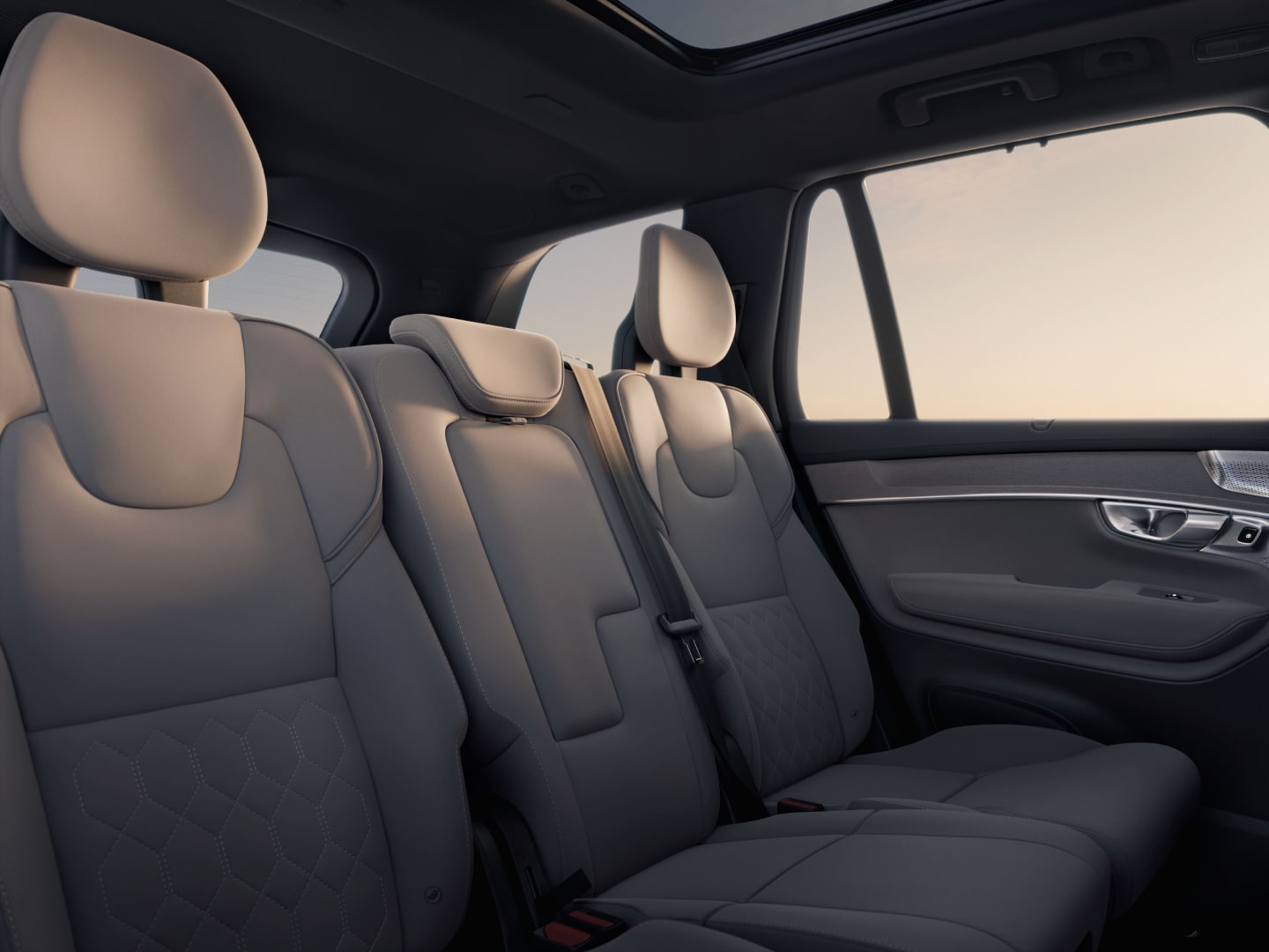 Una imagen del interior de los asientos de la segunda fila del XC90 en Nordico acolchado.