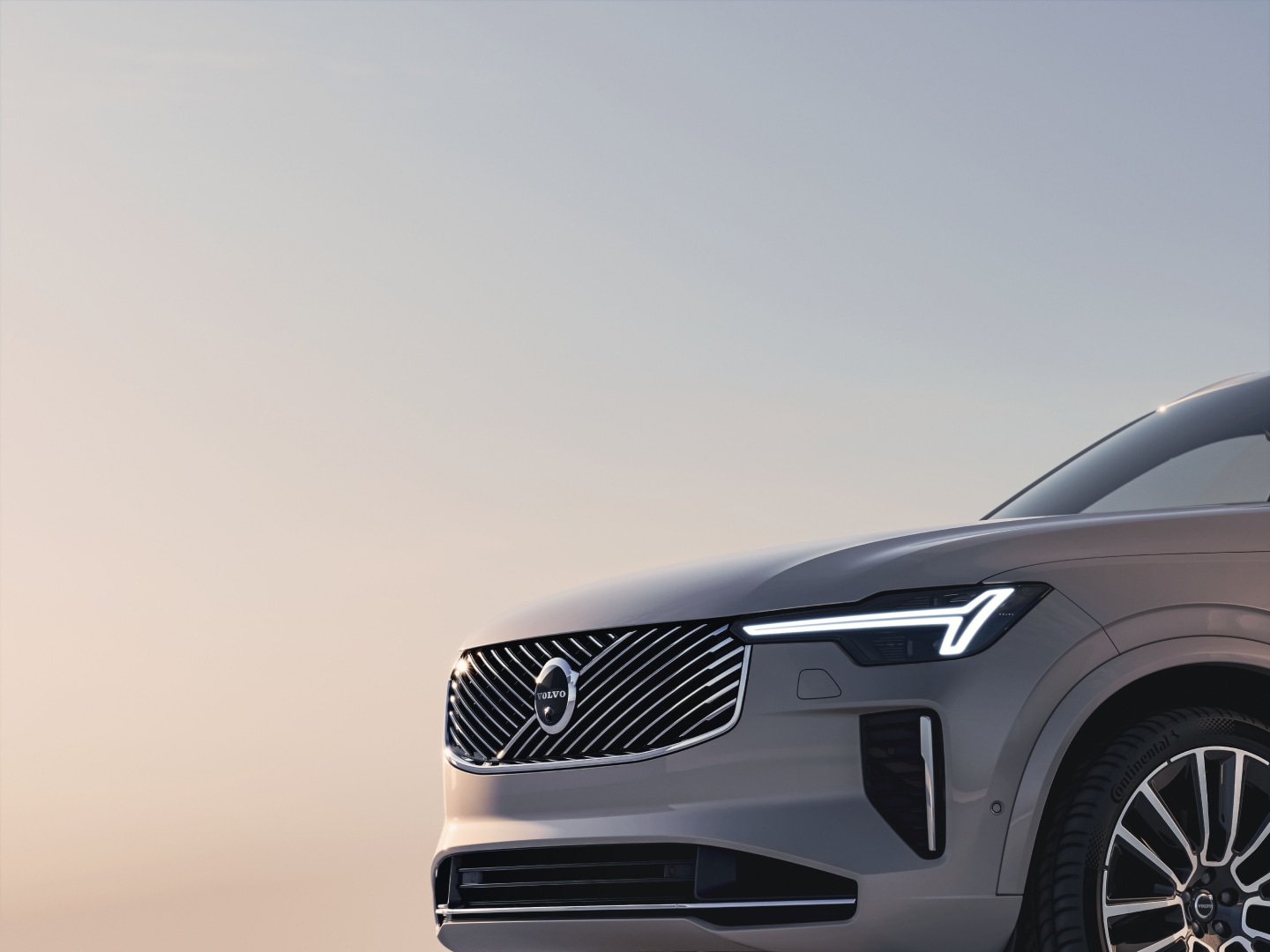 A front view of the XC90 7-seater grill.