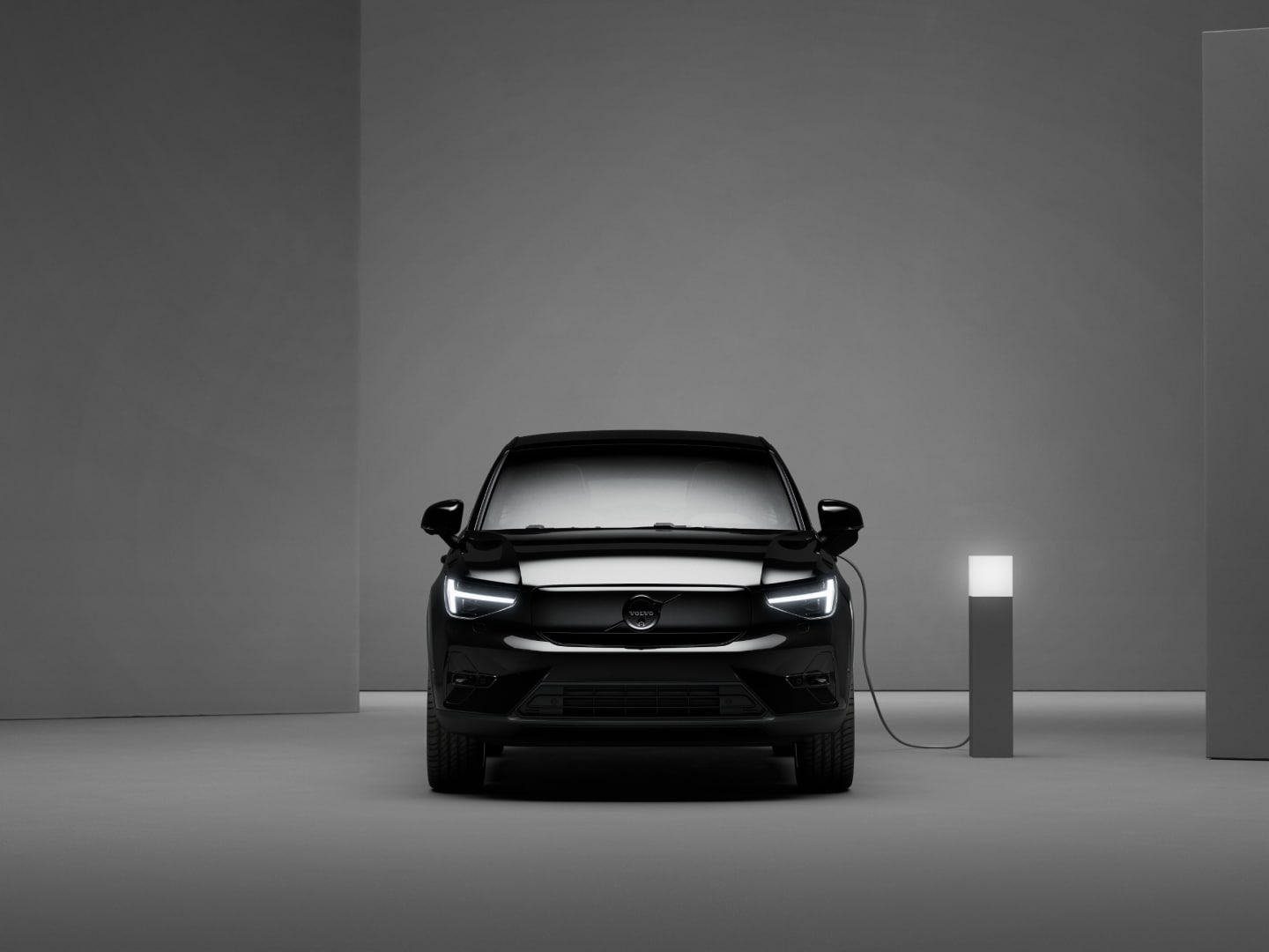 Vooraanzicht van de volledig elektrische Volvo EC40 Black Edition.