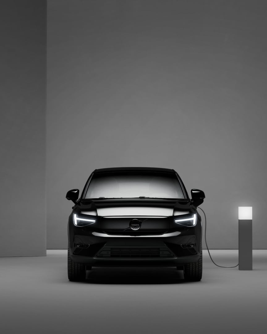 Vooraanzicht van de volledig elektrische Volvo EC40 Black Edition.