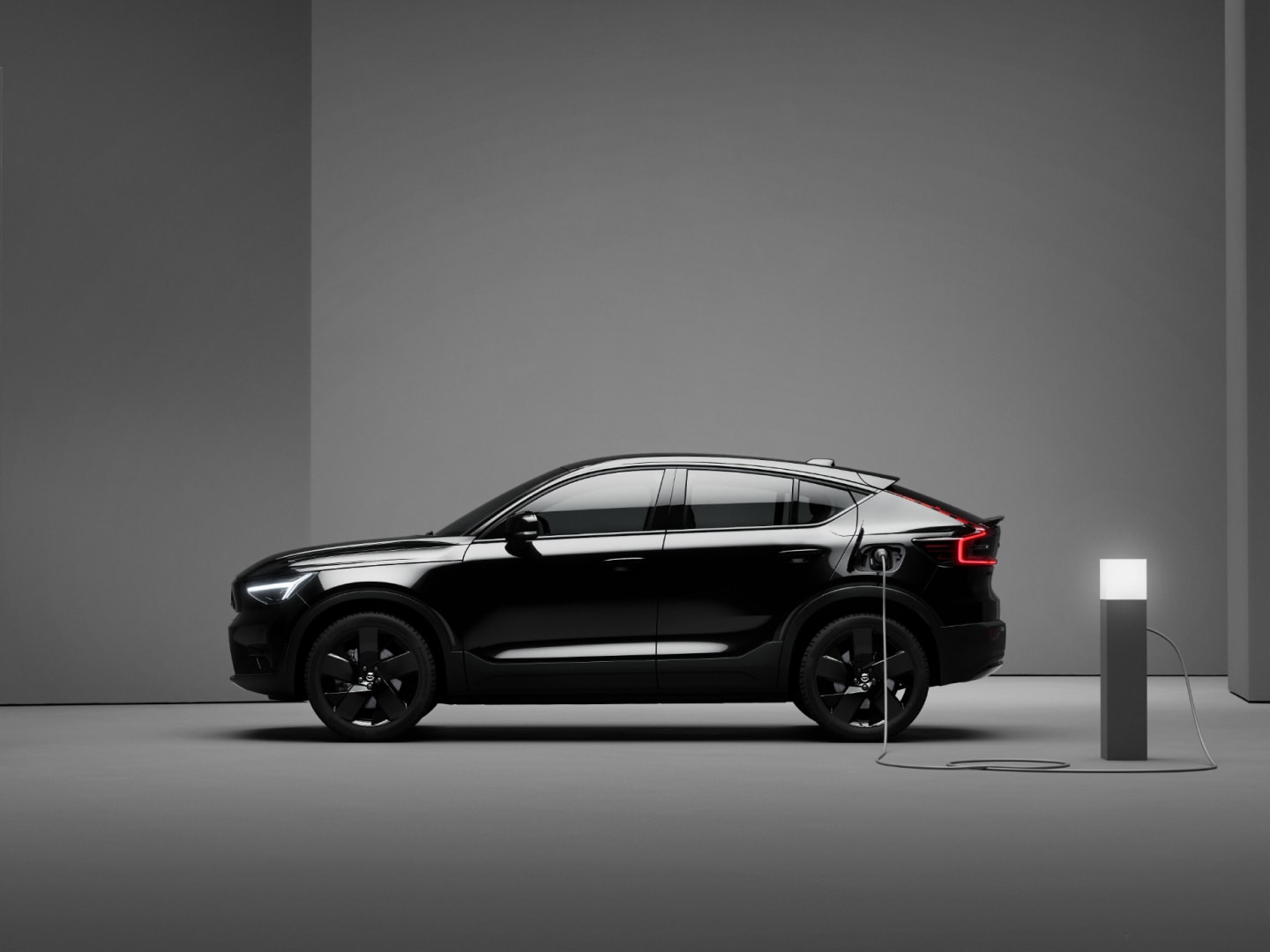 Side view of the fully electric Volvo EC40 Black Edition.