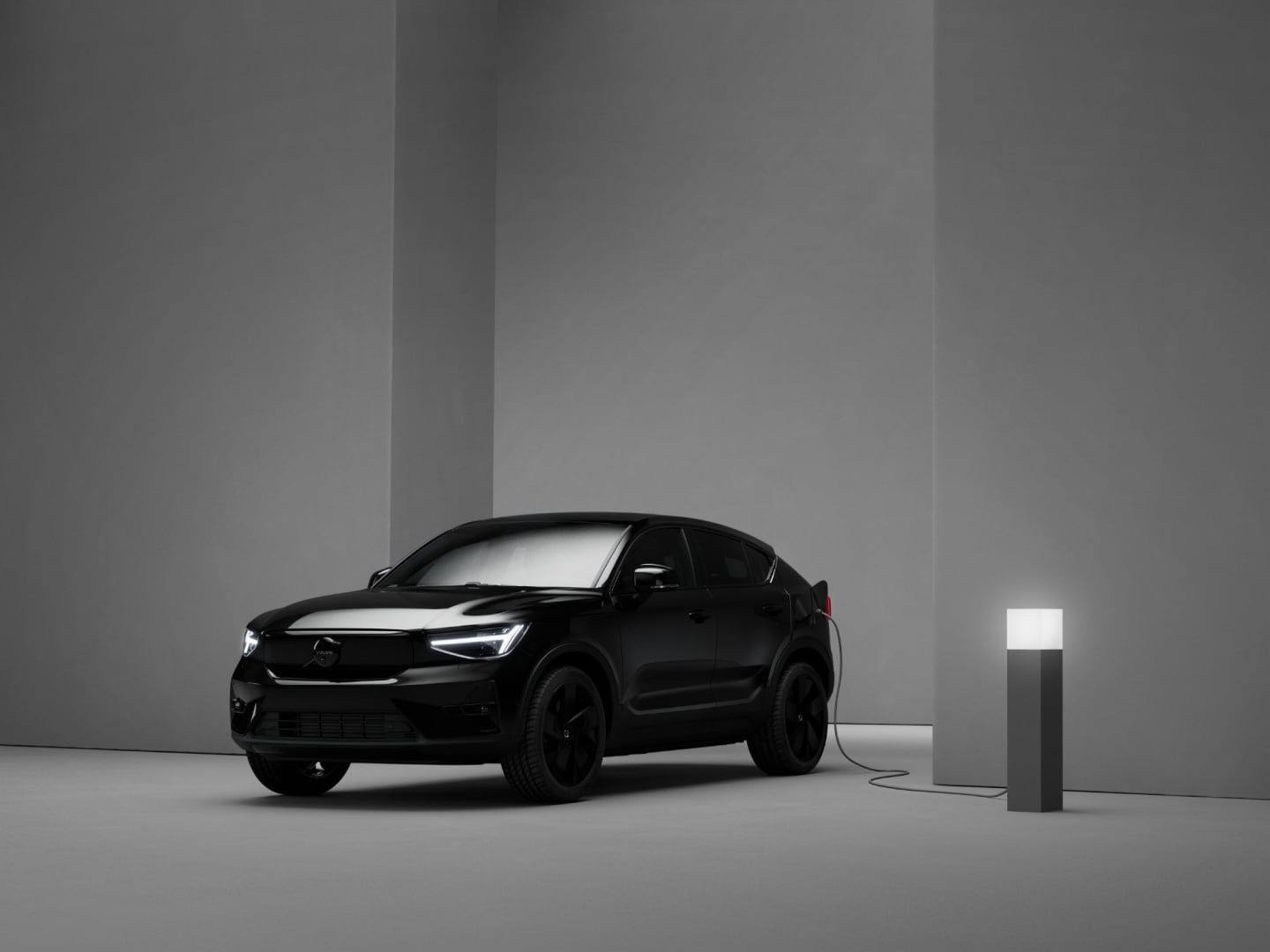 Vista laterale della Volvo EC40 Black Edition 100% elettrica.