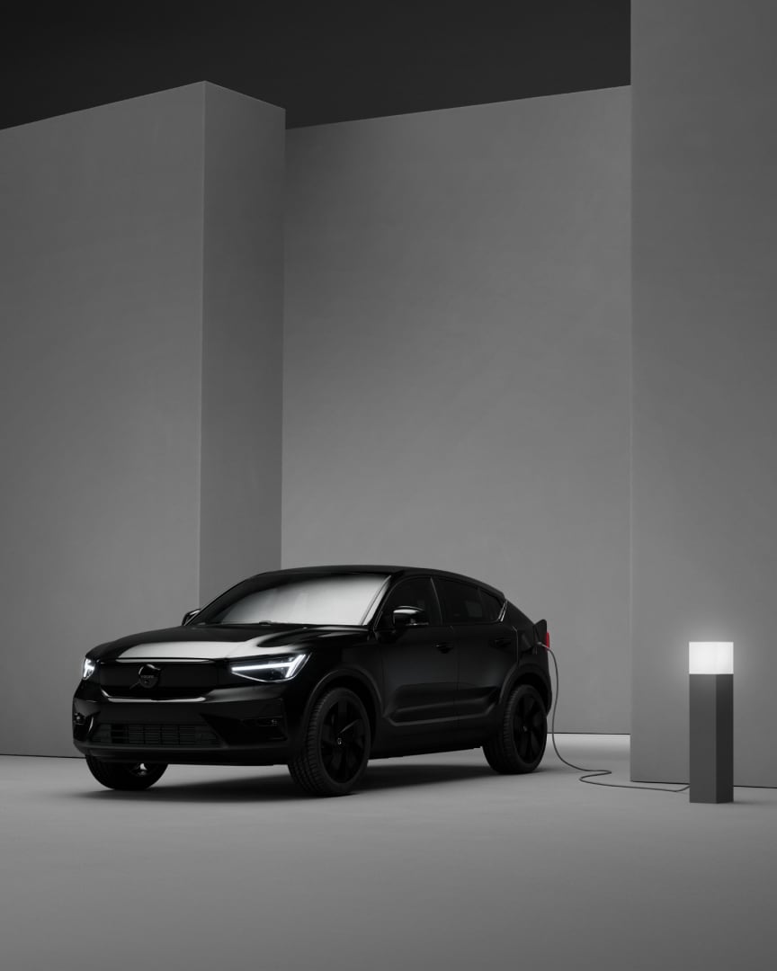 Side view of the fully electric Volvo EC40 Black Edition.
