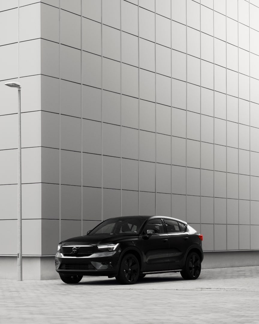 O Volvo EC40 Black Edition 100% elétrico em movimento no exterior.