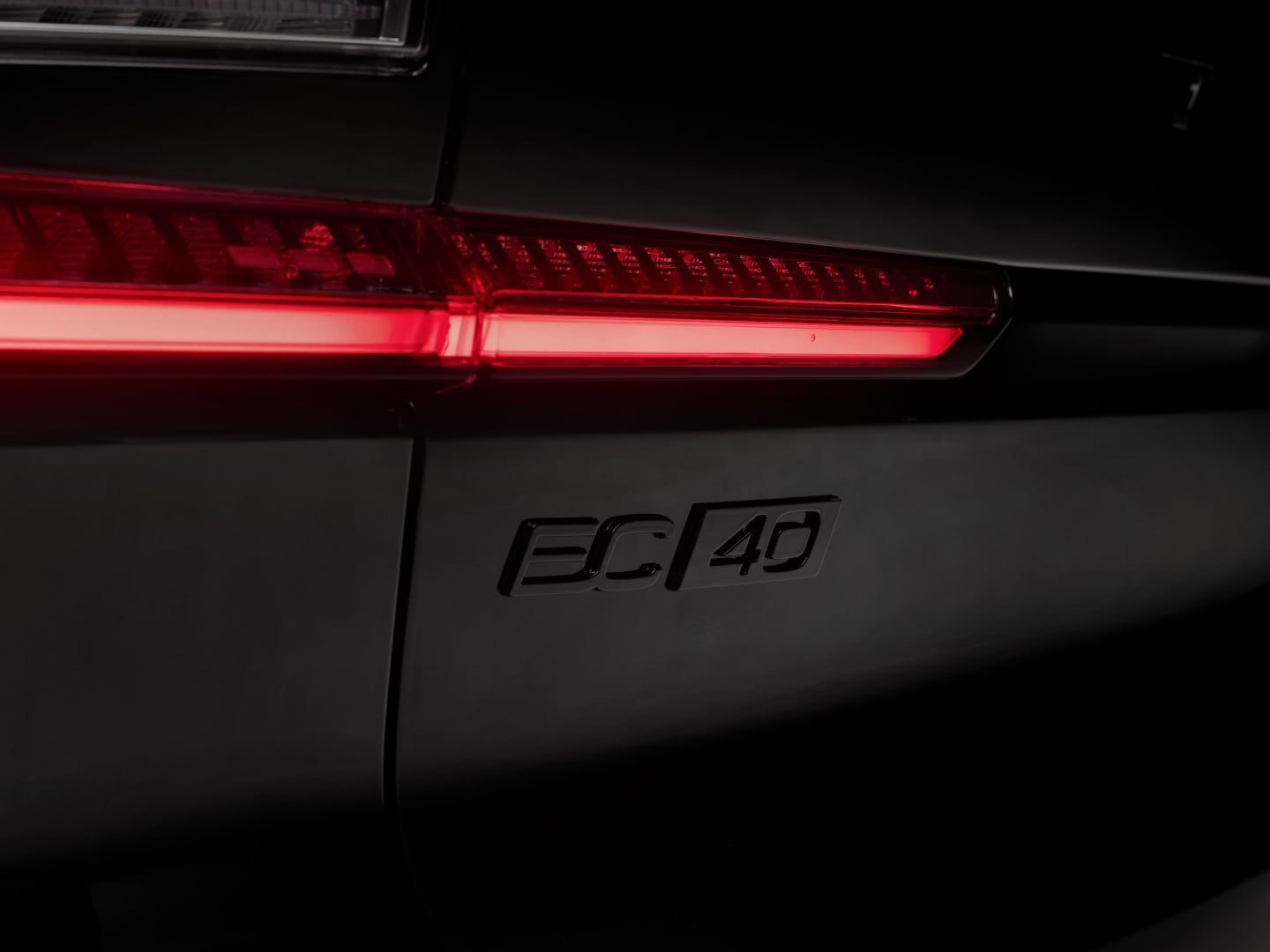 Détails extérieurs noirs de la voiture électrique familiale Volvo EC40 Black Edition.