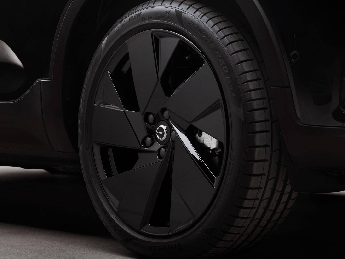 De store høyglanshjulene, tilgjengelig for Volvo EC40 Black Edition.