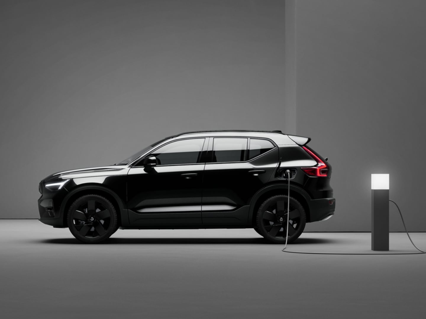 The fully electric Volvo EX40 Black Edition.