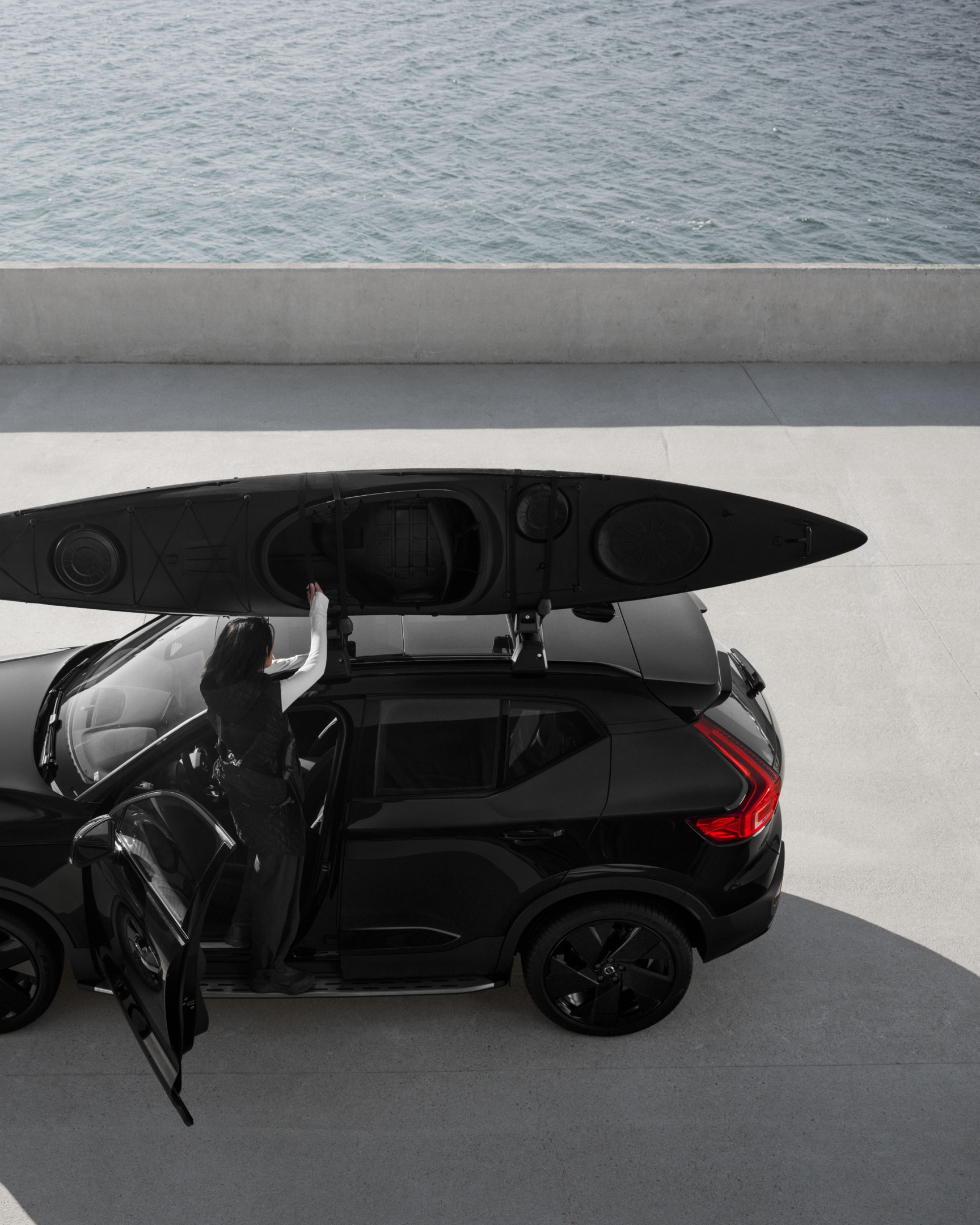 Kayak monté sur le EX40 Black Edition à l’aide d’un porte-kayak Volvo Cars.