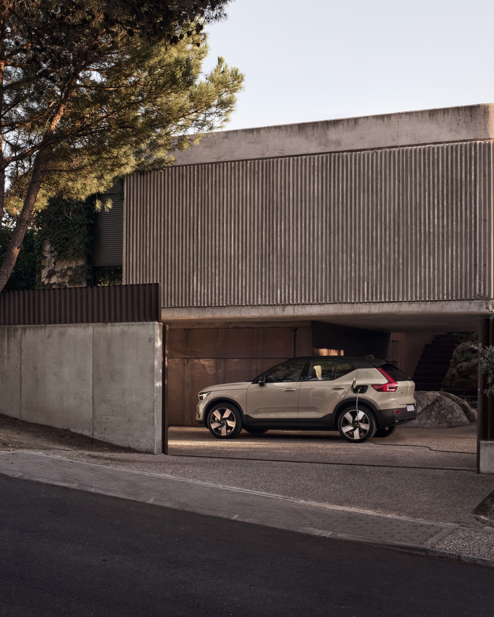 Side view of the fully electric Volvo EX40.