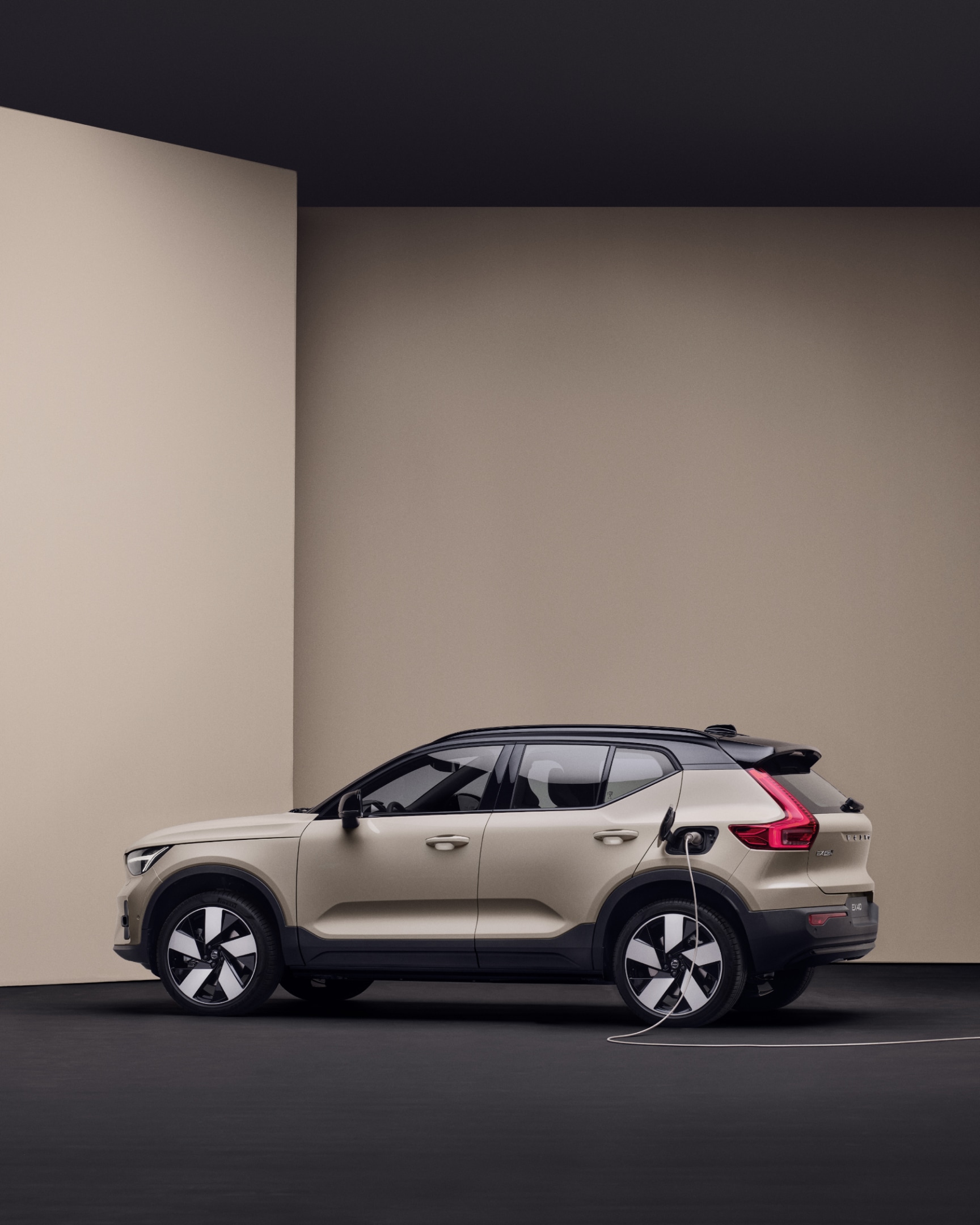 Der vollelektrische Volvo EX40 wird während des Parkens aufgeladen.