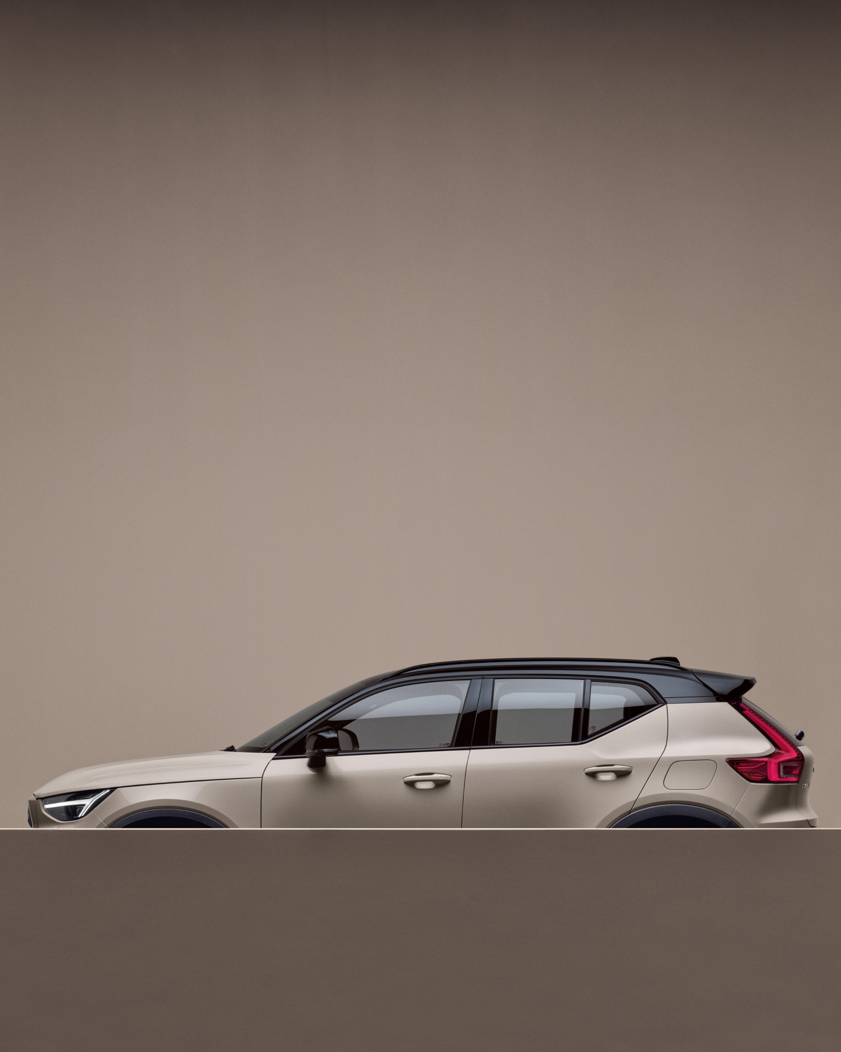 De volledig elektrische Volvo EX40 heeft LED-koplampen met pixeltechnologie.