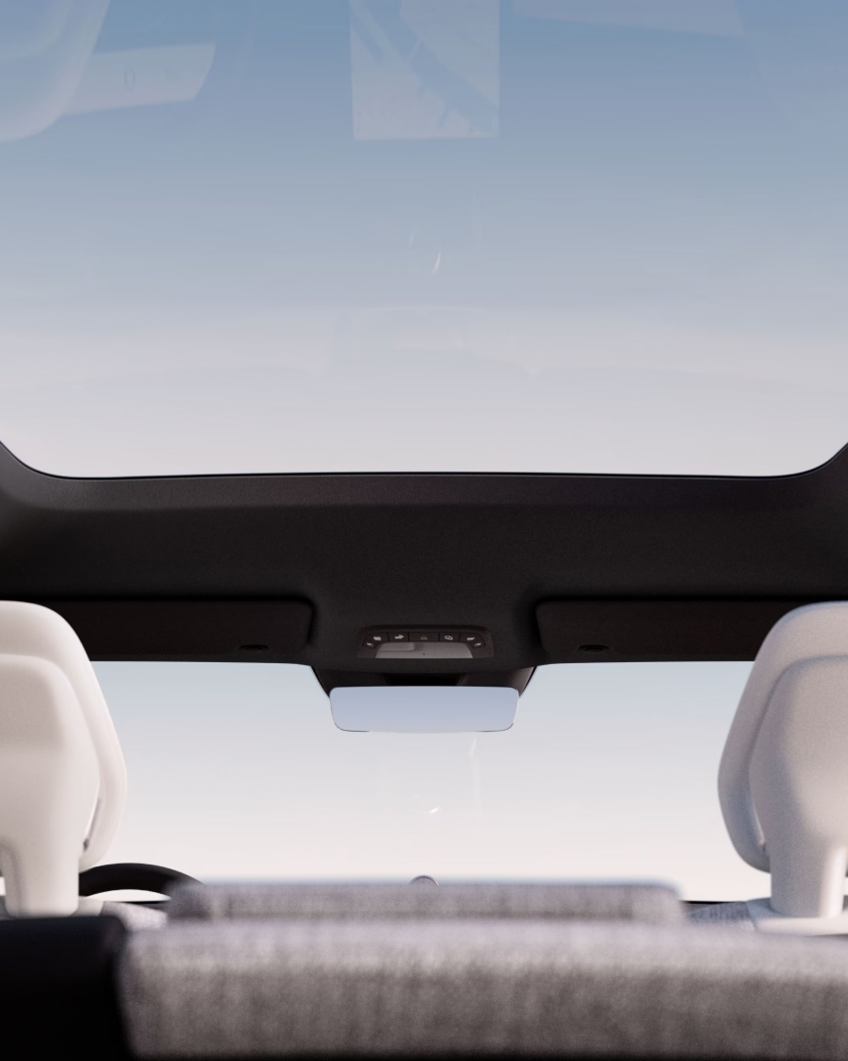 Një pamje me kënd të ulët të çatisë panoramike nga brenda makinës EX90.