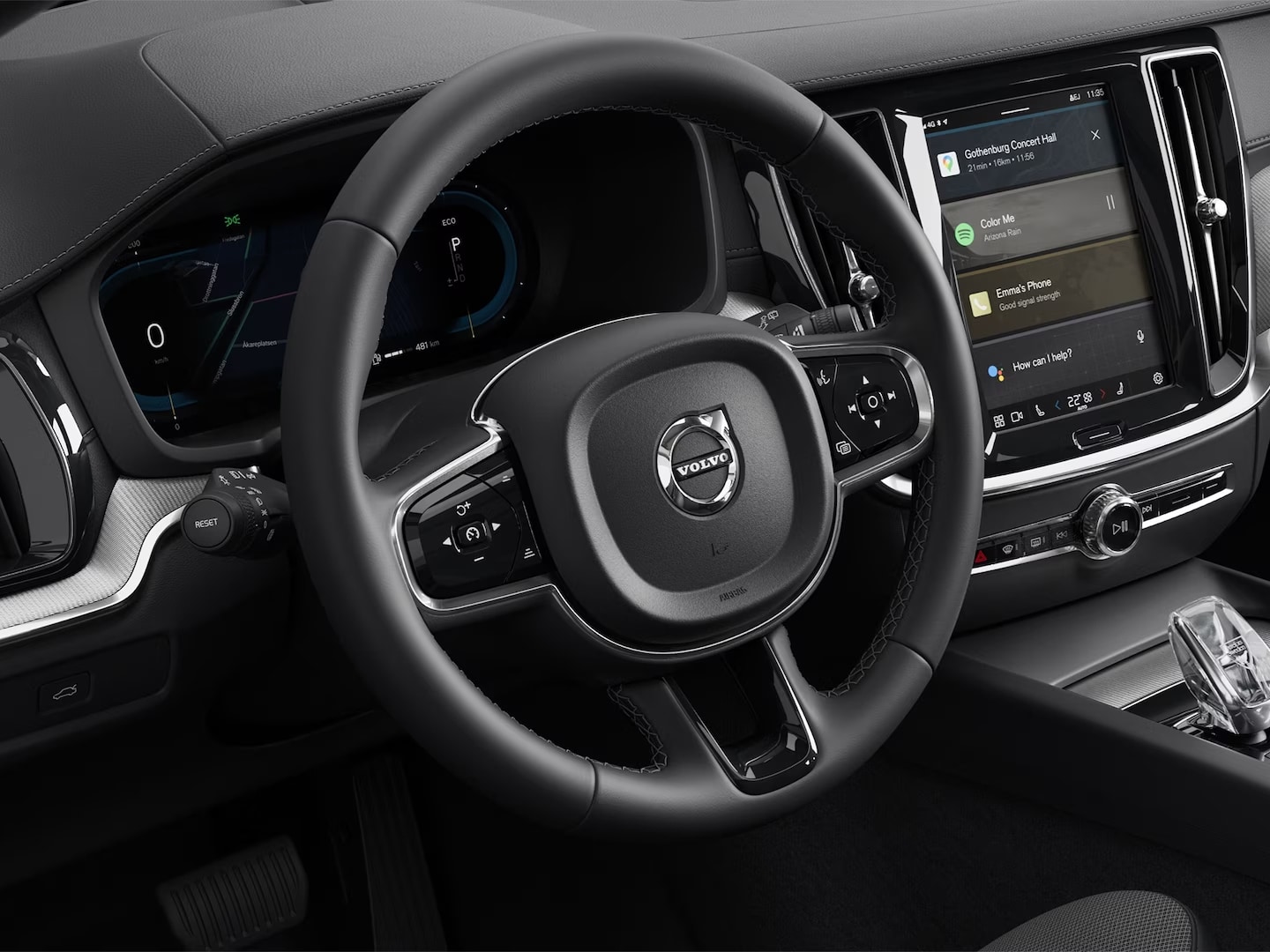 عجلة القيادة ولوحة أجهزة القياس والكونسول المركزي وشاشة نظام المعلومات والترفيه التي تعمل باللمس في فولفو S60 السيارة الهجينة بالطاقة المساعدة.