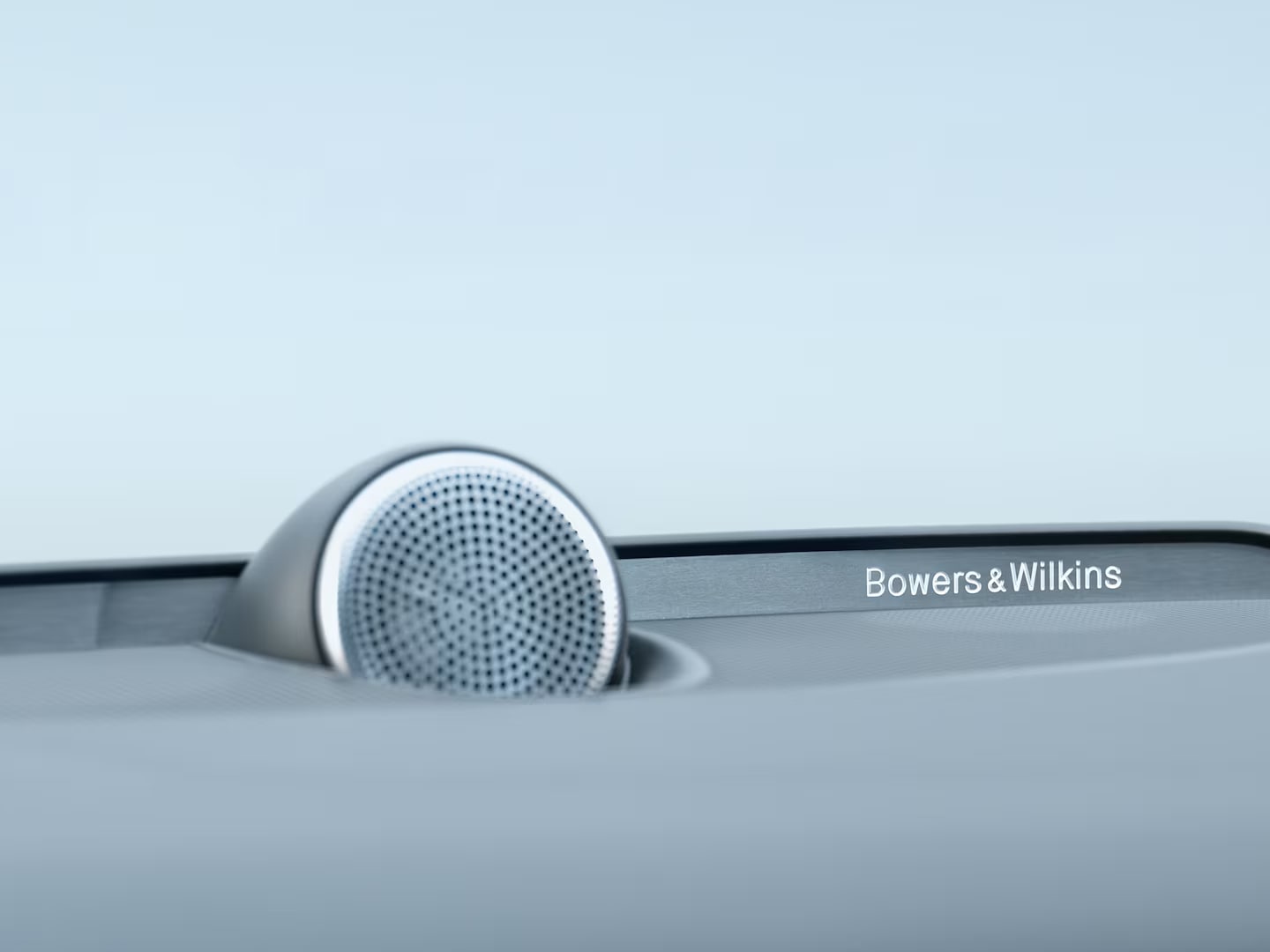 صورة مقربة لمكبر الصوت Bowers &Wilkins في لوحة القيادة Bowers & Wilkins في فولفو S60 الهجينة بالطاقة المساعدة.