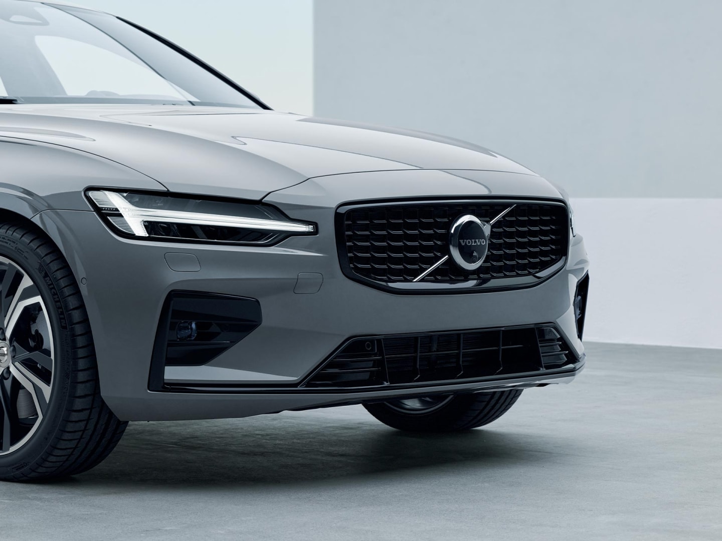 LED 전조등이 켜진 Volvo S60 마일드 하이브리드의 외부 앞면과 옆면.