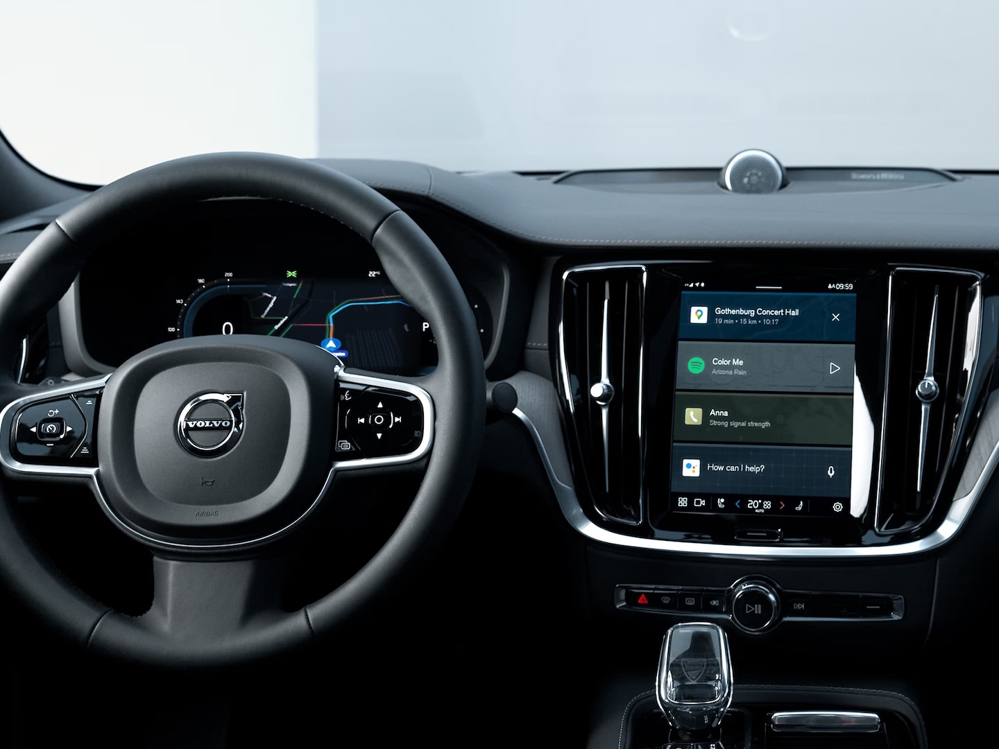 Vue du conducteur sur le volant, le tableau de bord et l’écran tactile d’information et de divertissement de la Volvo S60 hybride rechargeable.