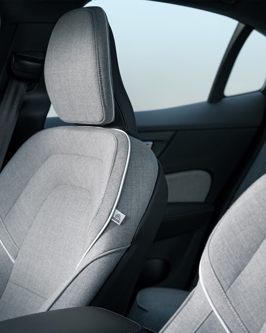 The Volvo S60 Recharge plug-in hybrid’s front passenger and driver’s seats in grey Tailored Wool Blend upholstery with white trim.