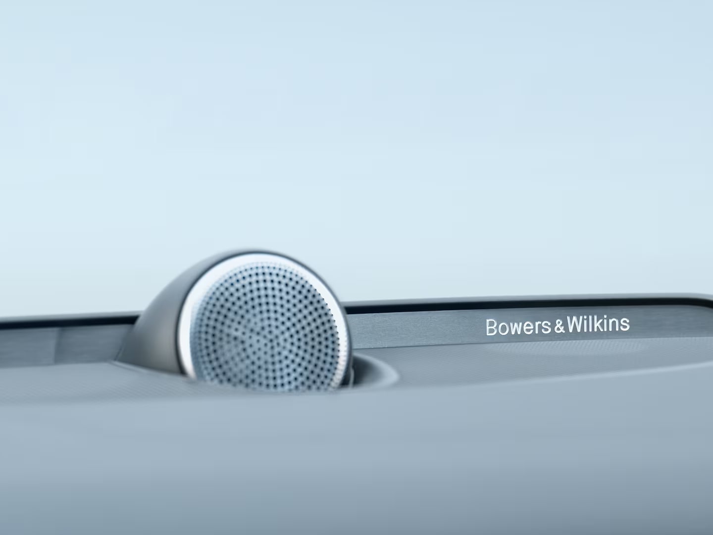 Gros plan d’une enceinte Bowers & Wilkins du tableau de bord de la Volvo S60 hybride rechargeable.