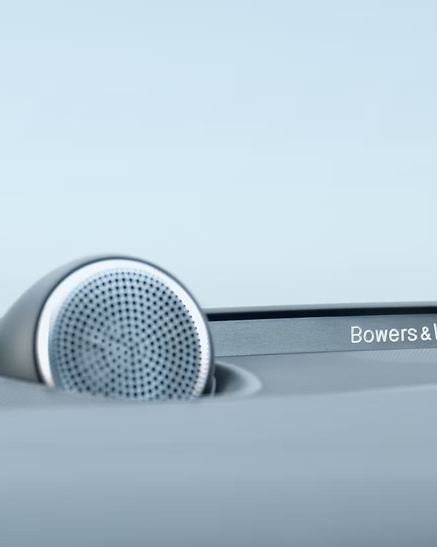 Gros plan d’une enceinte Bowers & Wilkins du tableau de bord de la Volvo S60 hybride rechargeable.