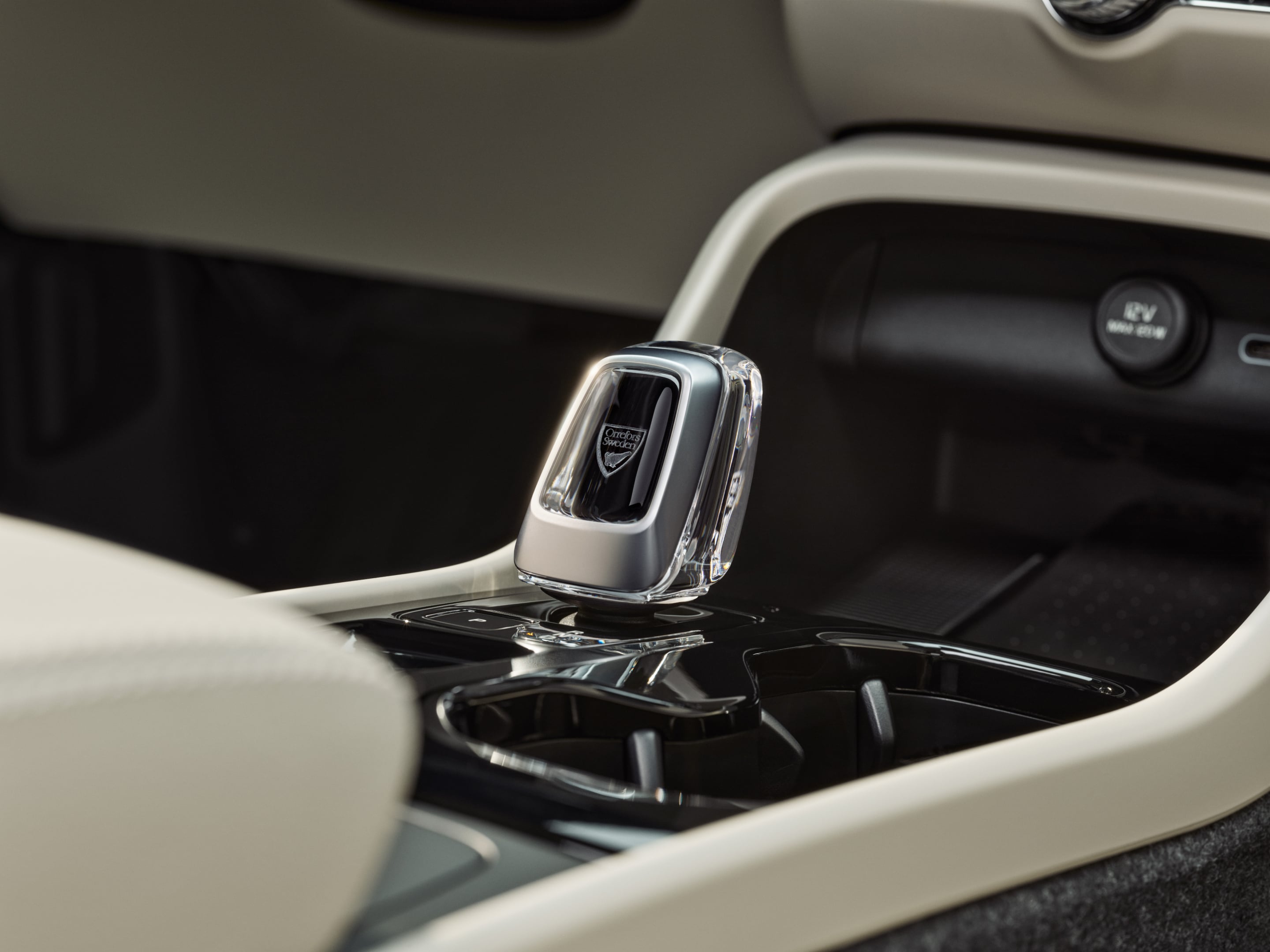 Close-up of the crystal gear shifter in the high-gloss black centre console of the Volvo XC40 mild hybrid.